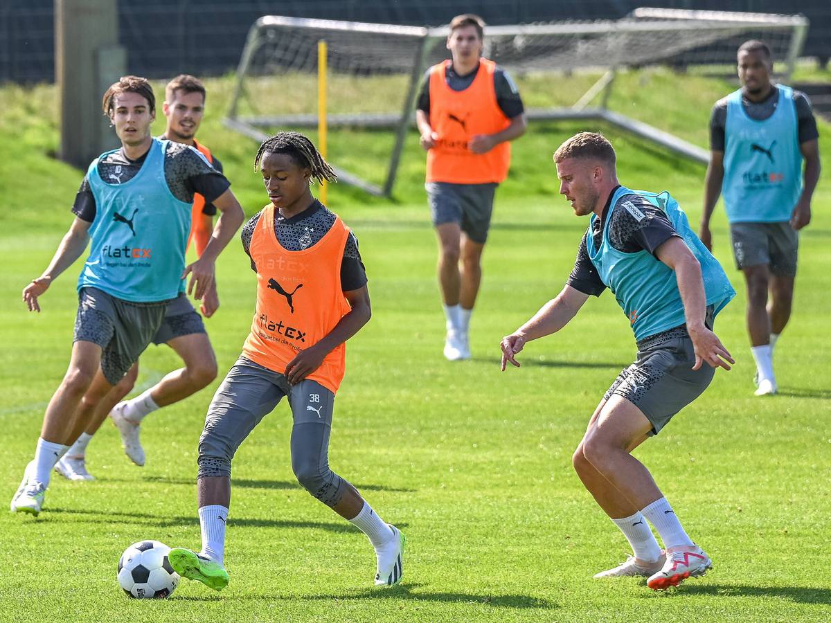 Nico Elvedi (r.) und Yvandro Borges Sanches beim Training von Borussia Mönchengladbach am 14. August 2023.