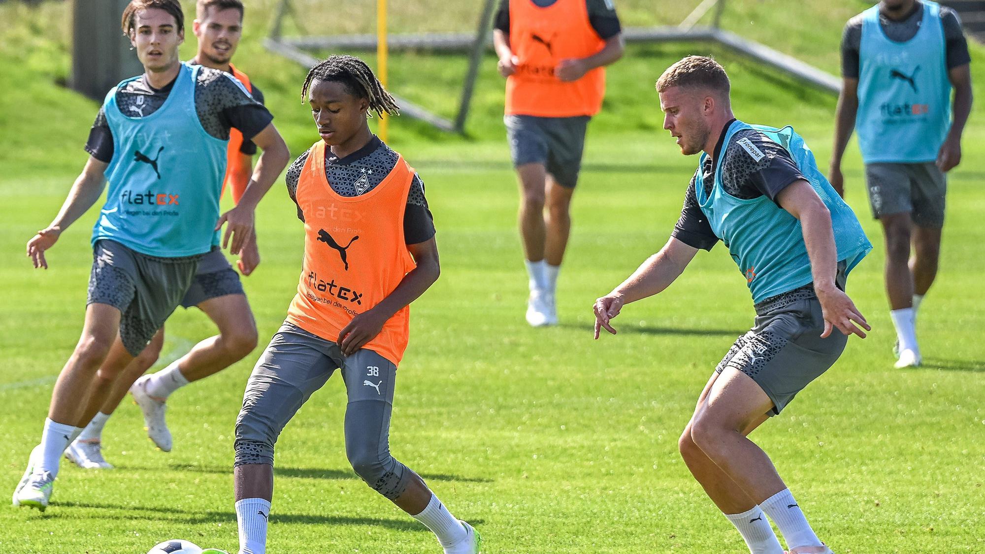 Nico Elvedi (r.) und Yvandro Borges Sanches beim Training von Borussia Mönchengladbach am 14. August 2023.