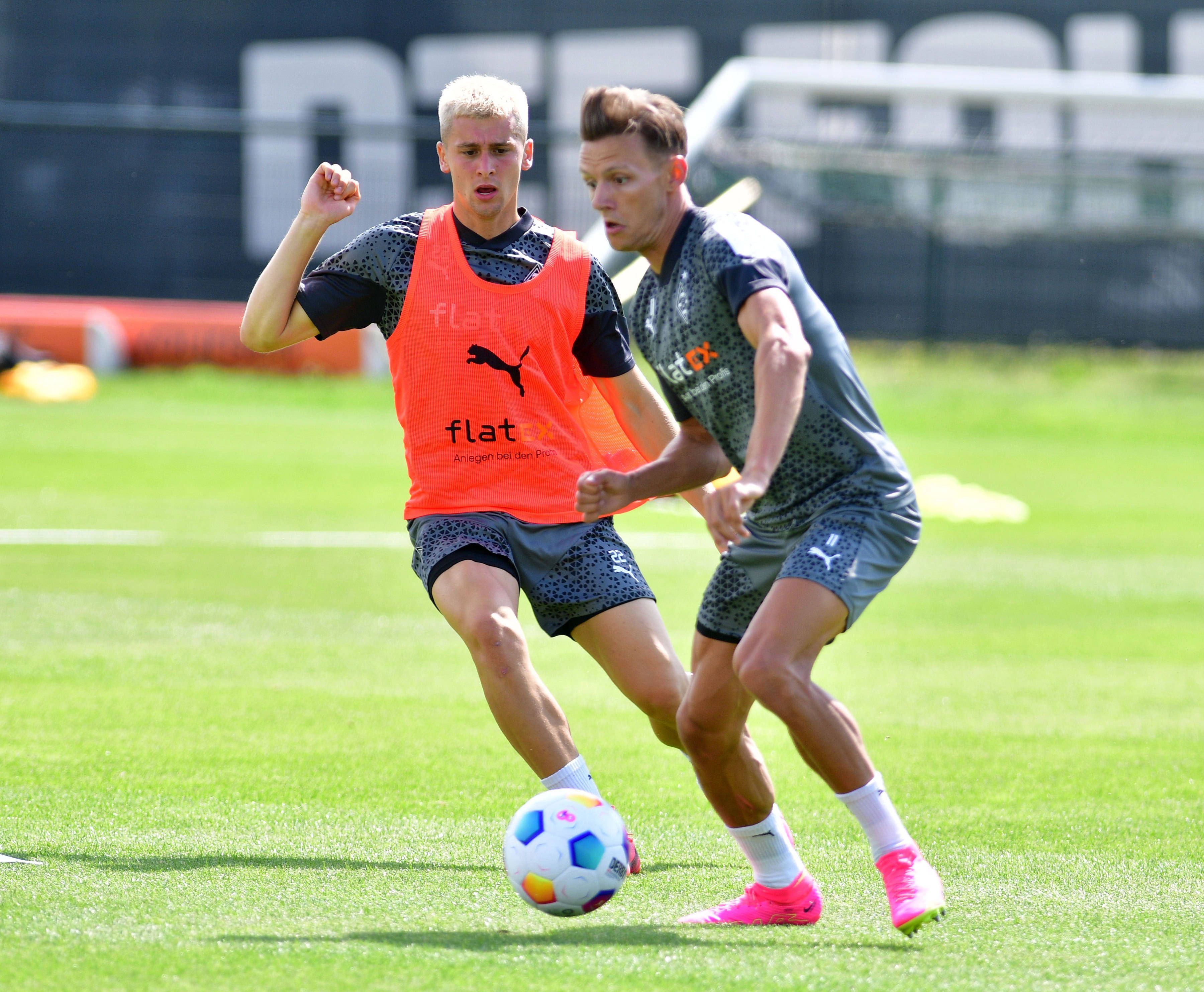Hannes Wolf (r.) beim Training von Borussia Mönchengladbach am 12. Juli 2023 im Zweikampf mit Oscar Fraulo.