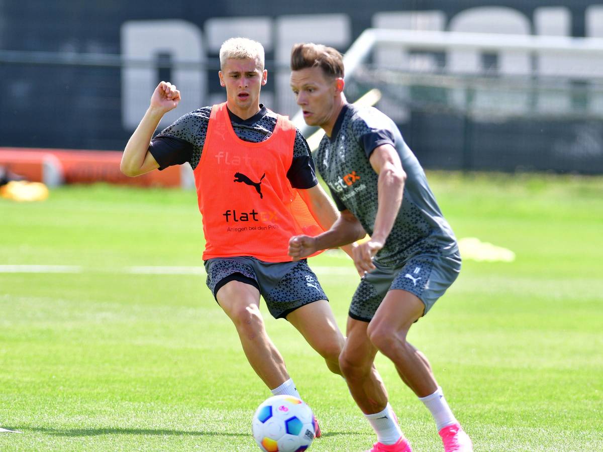 Hannes Wolf (r.) beim Training von Borussia Mönchengladbach am 12. Juli 2023 im Zweikampf mit Oscar Fraulo.