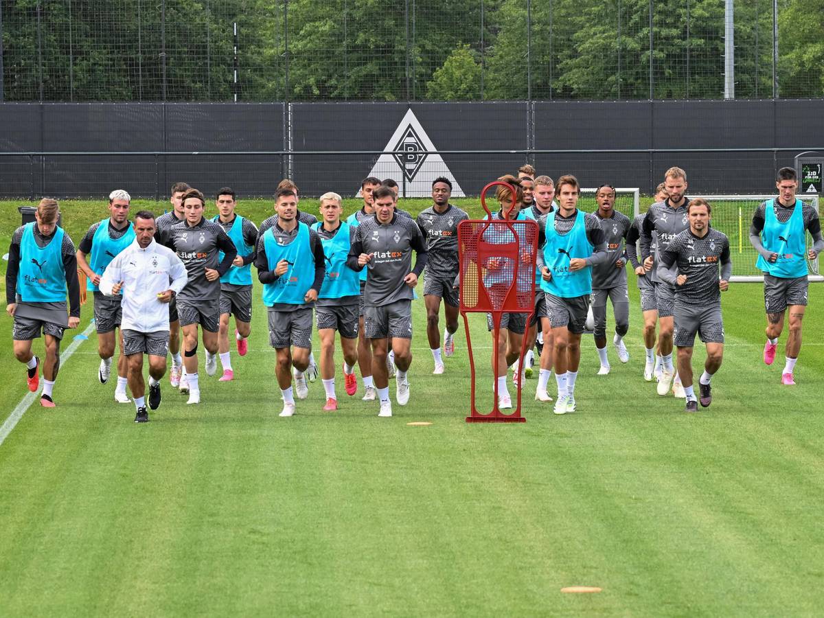 Das Team von Borussia Mönchengladbach dreht beim Training am 8. August 2023 Laufrunden über den Trainingsplatz im Borussia-Park.
