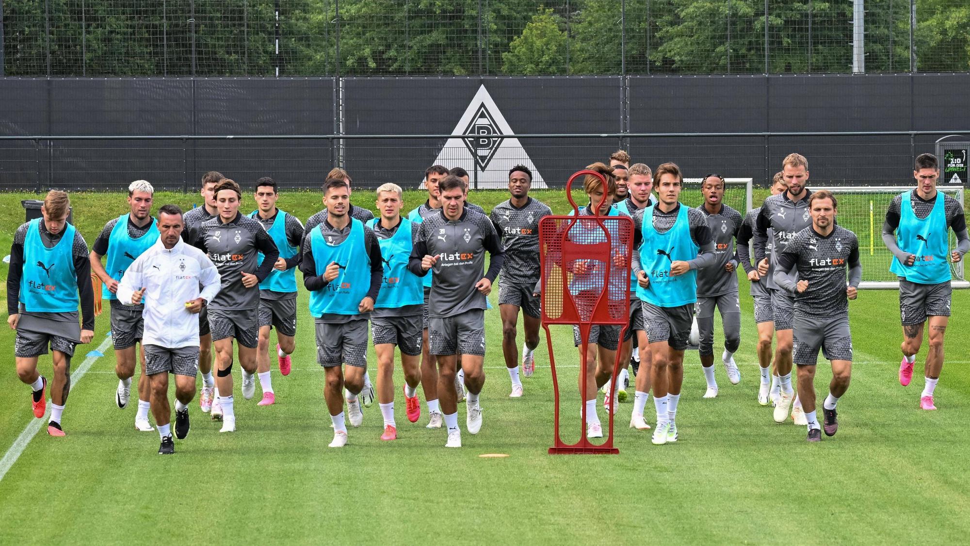 Das Team von Borussia Mönchengladbach dreht beim Training am 8. August 2023 Laufrunden über den Trainingsplatz im Borussia-Park.