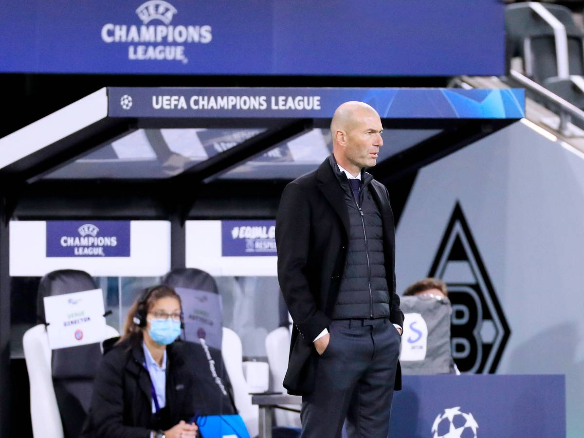 Zinedine Zidane am 27. Oktober 2020 als Trainer von Real Madrid beim Champions-League-Gruppenspiel gegen Borussia Mönchengladbach im Borussia-Park.