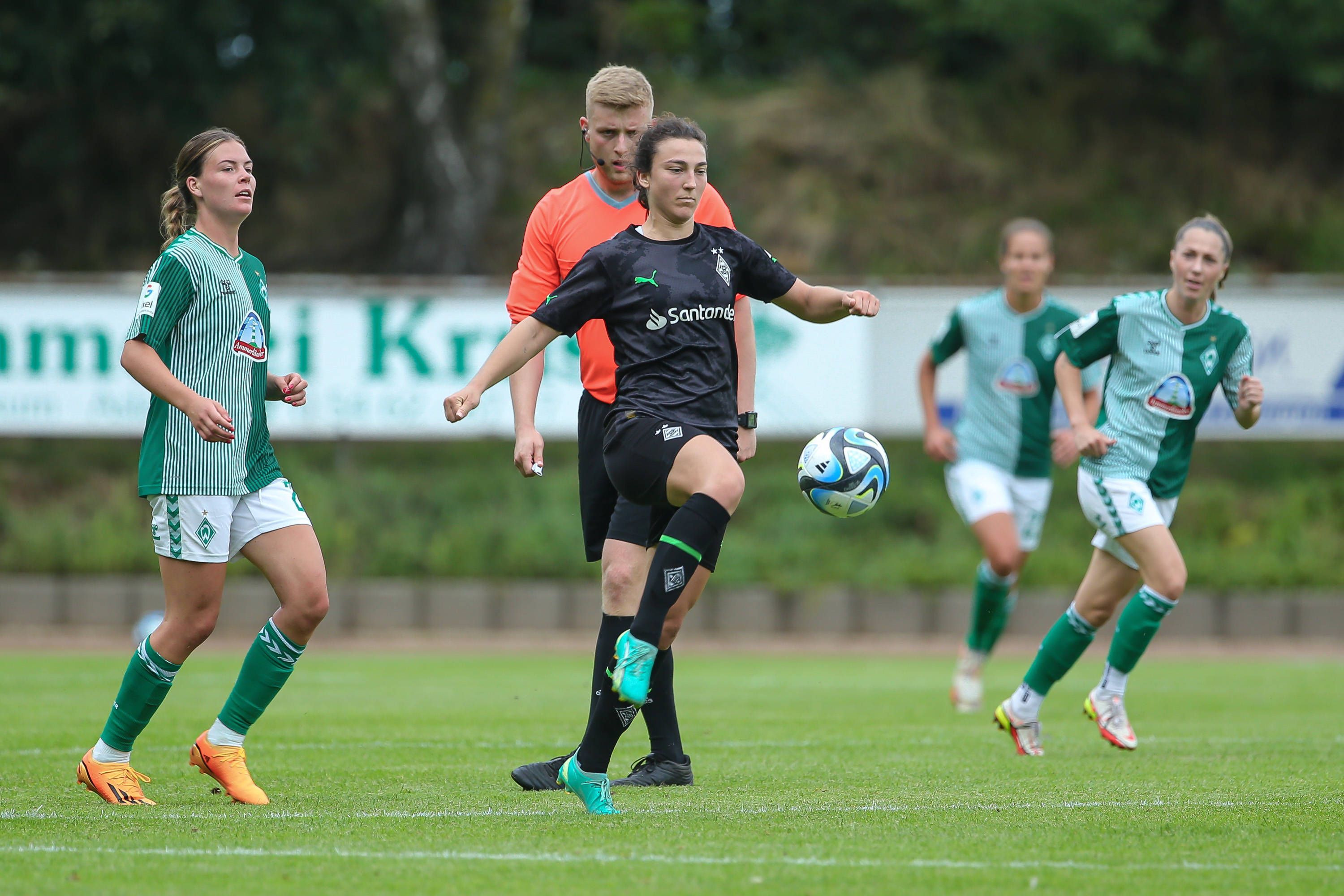Kristina Bartsch von Borussia Mönchengladbach im Testspiel gegen Werder Bremen am 5. August 2023 am Ball.