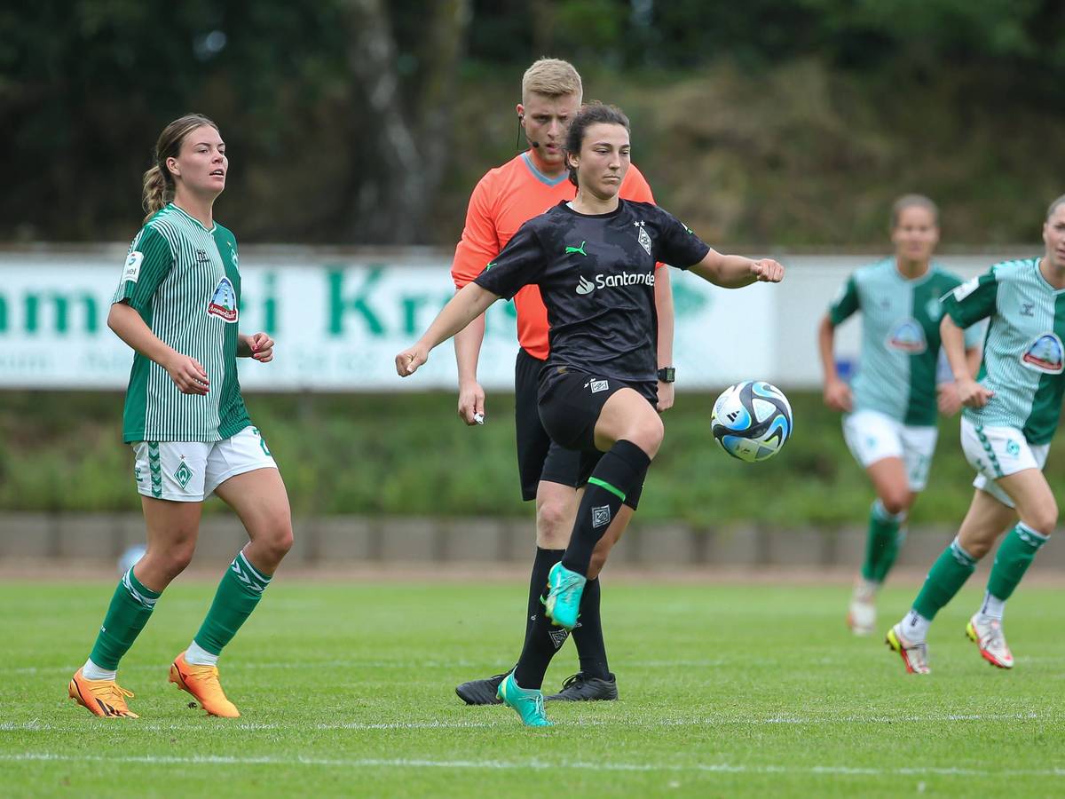 Kristina Bartsch von Borussia Mönchengladbach im Testspiel gegen Werder Bremen am 5. August 2023 am Ball.