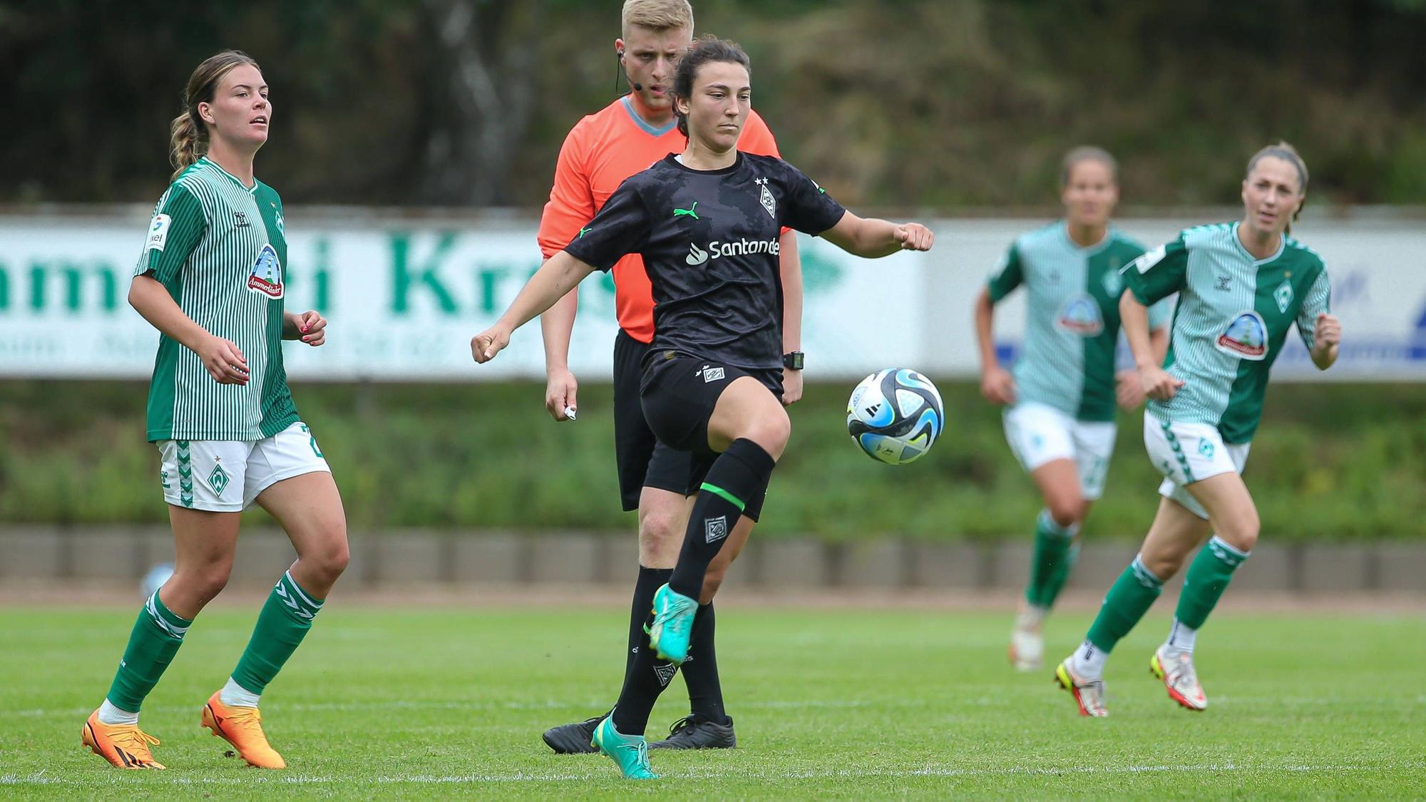 Kristina Bartsch von Borussia Mönchengladbach im Testspiel gegen Werder Bremen am 5. August 2023 am Ball.