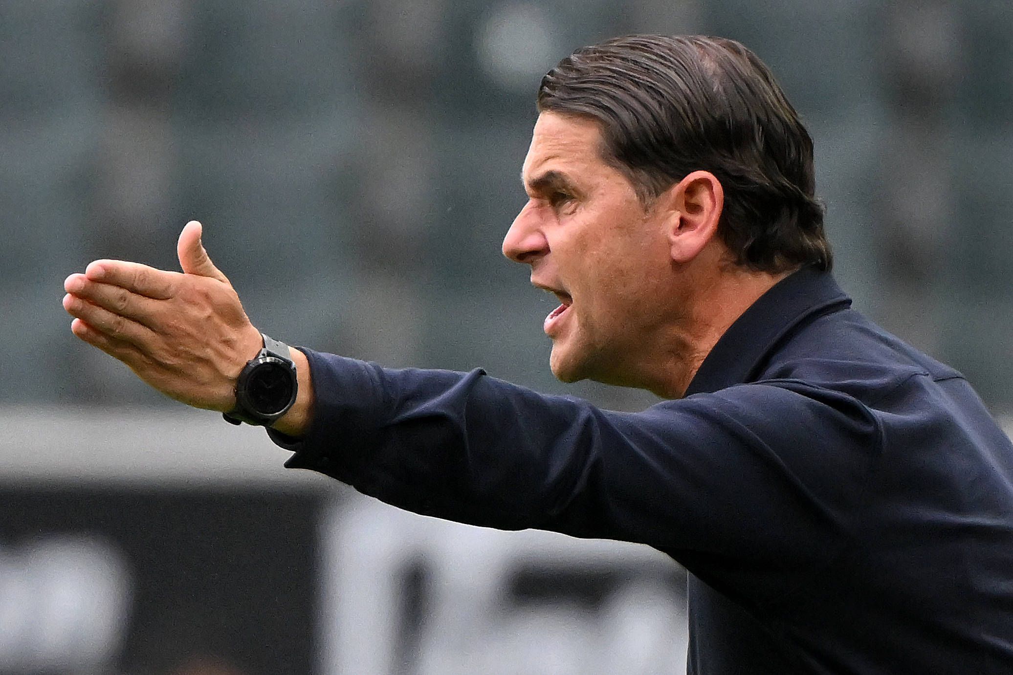 Gerardo Seaone gestikuliert am 5. August 2023 an der Seitenauslinie im Borussia-Park.