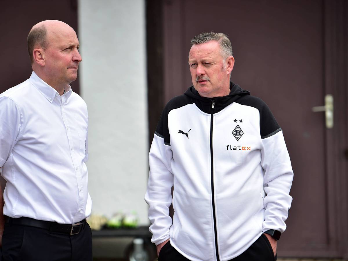 Roland Virkus (r.) und Stephan Schippers, hier am 25. Juli 2023, unterhalten sich im Gladbach-Trainingslager.
