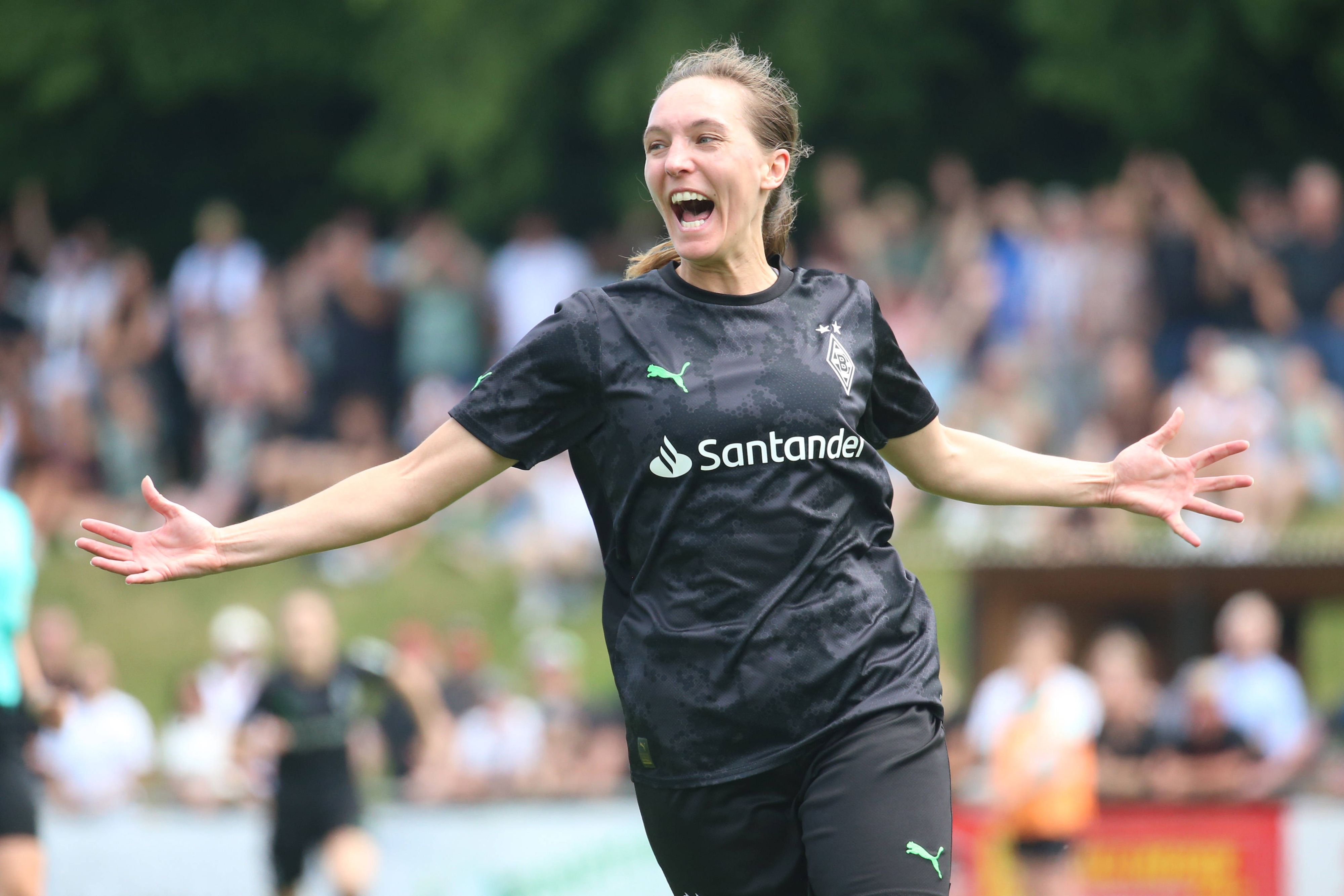 Sarah Schmitz von Borussia Mönchengladbach bejubelt am 11. Juni 2023 einen Treffer gegen die SV Elversberg.