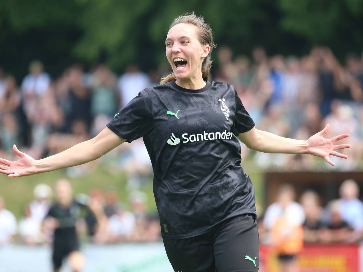 Sarah Schmitz von Borussia Mönchengladbach bejubelt am 11. Juni 2023 einen Treffer gegen die SV Elversberg.
