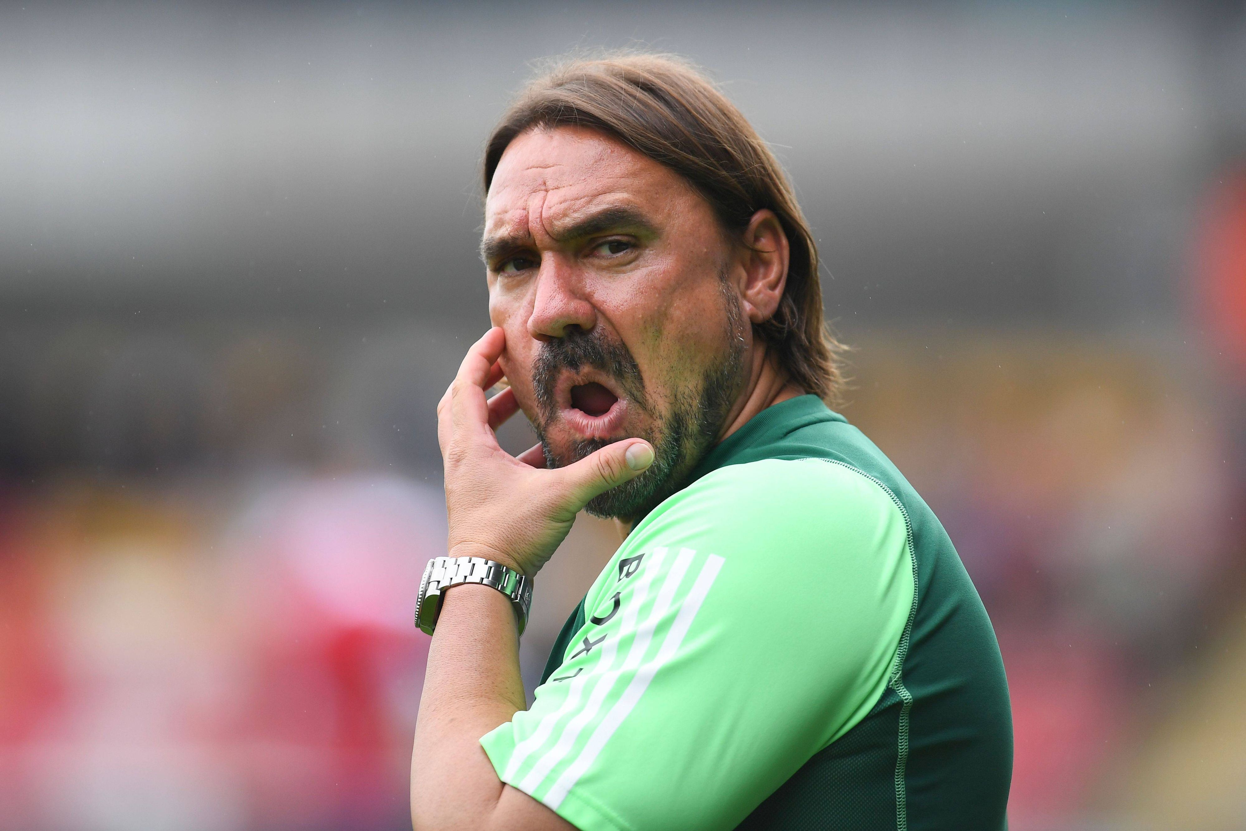 Daniel Farke schaut am 22. Juli 2023 bei einem Testspiel von Leeds United nach links.