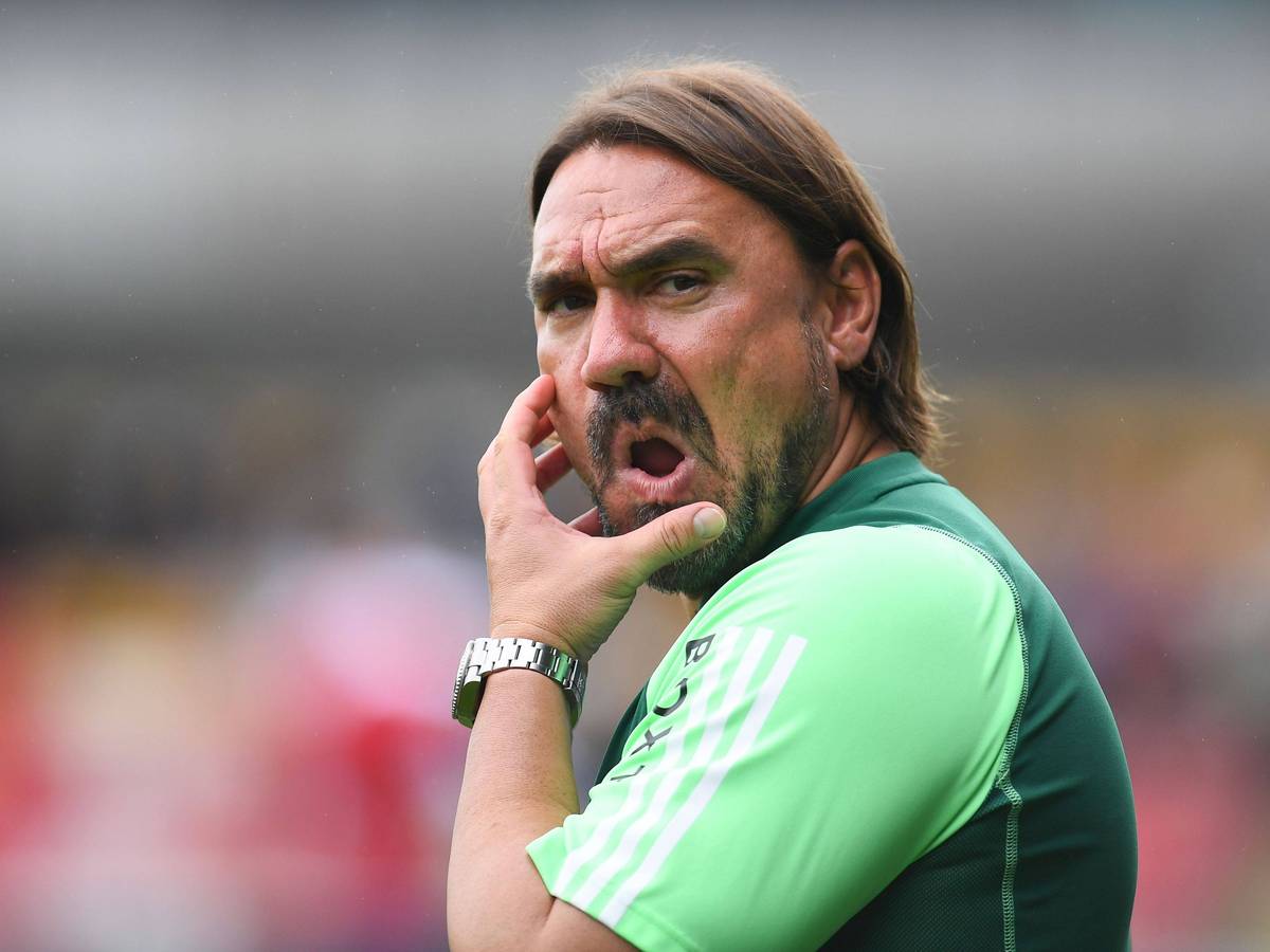 Daniel Farke schaut am 22. Juli 2023 bei einem Testspiel von Leeds United nach links.