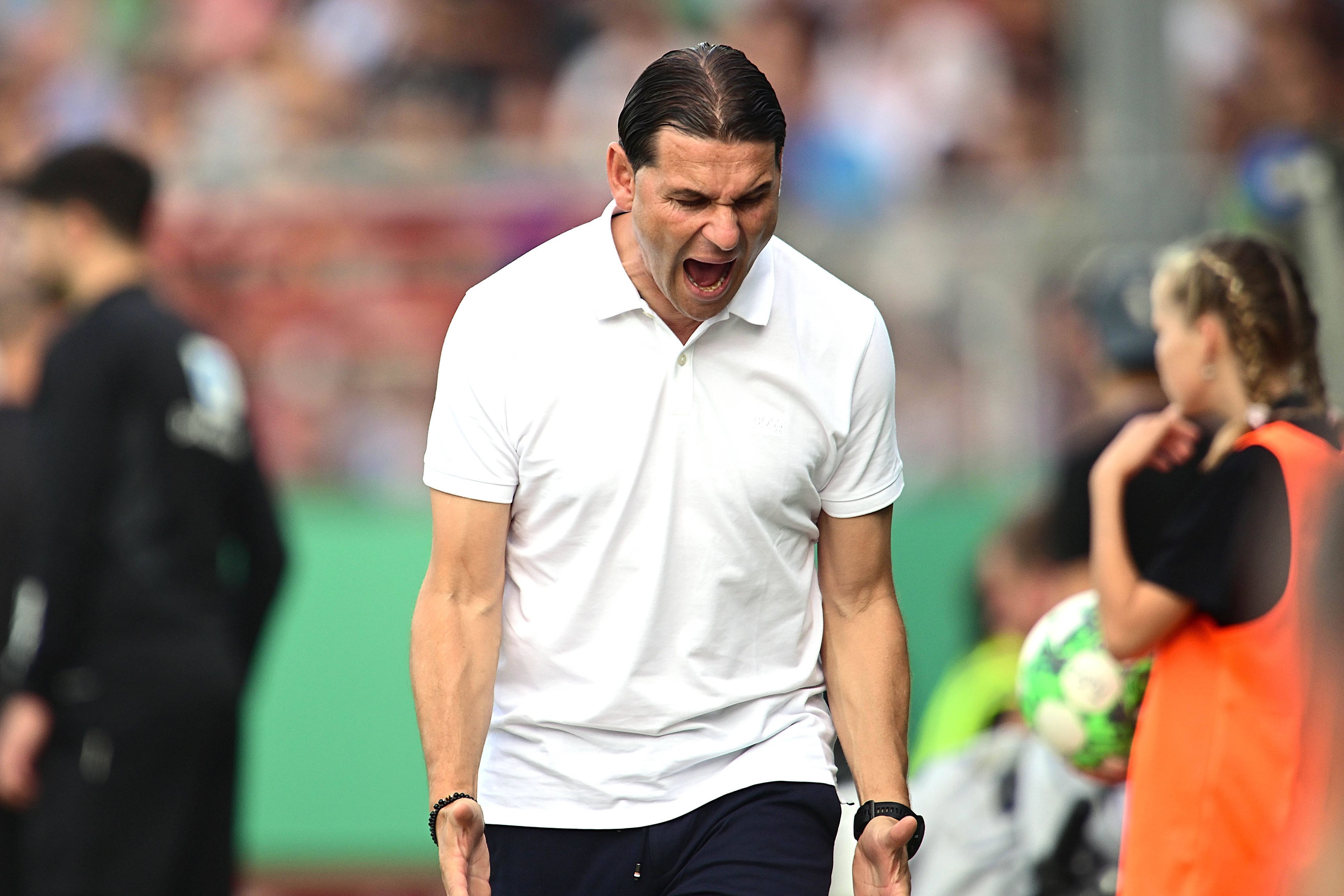 Gerardo Seoane jubelt beim Spiel von Borussia Mönchengladbach am 11. August 2023 im DFB-Pokal gegen Bersenbrück.