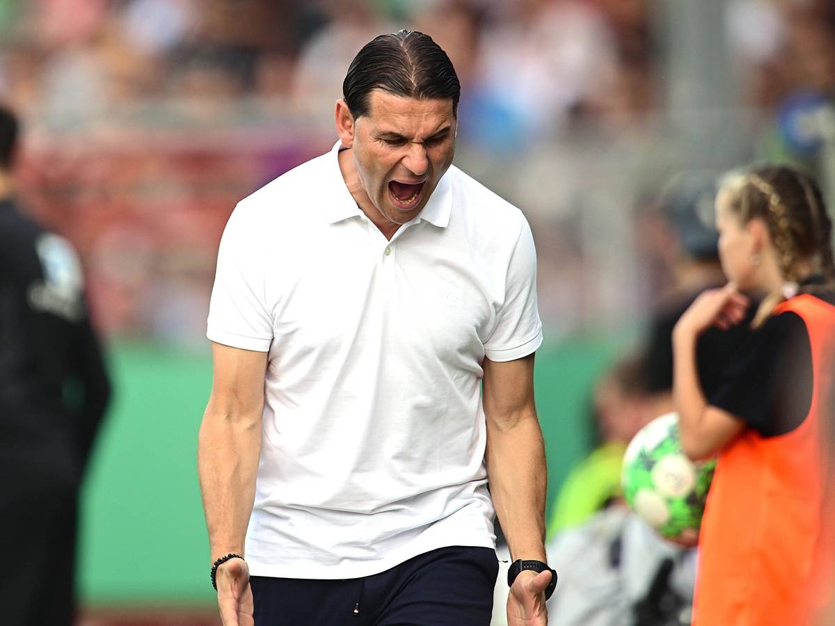 Gerardo Seoane jubelt beim Spiel von Borussia Mönchengladbach am 11. August 2023 im DFB-Pokal gegen Bersenbrück.