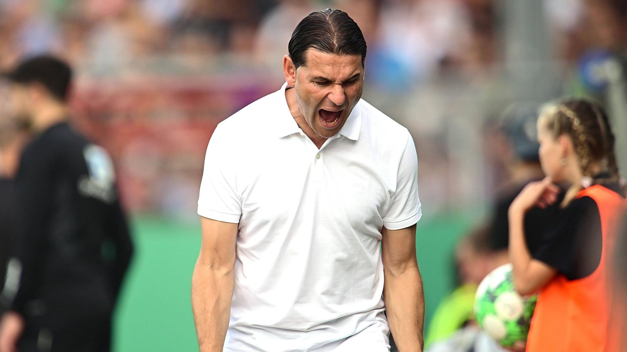 Gerardo Seoane jubelt beim Spiel von Borussia Mönchengladbach am 11. August 2023 im DFB-Pokal gegen Bersenbrück.