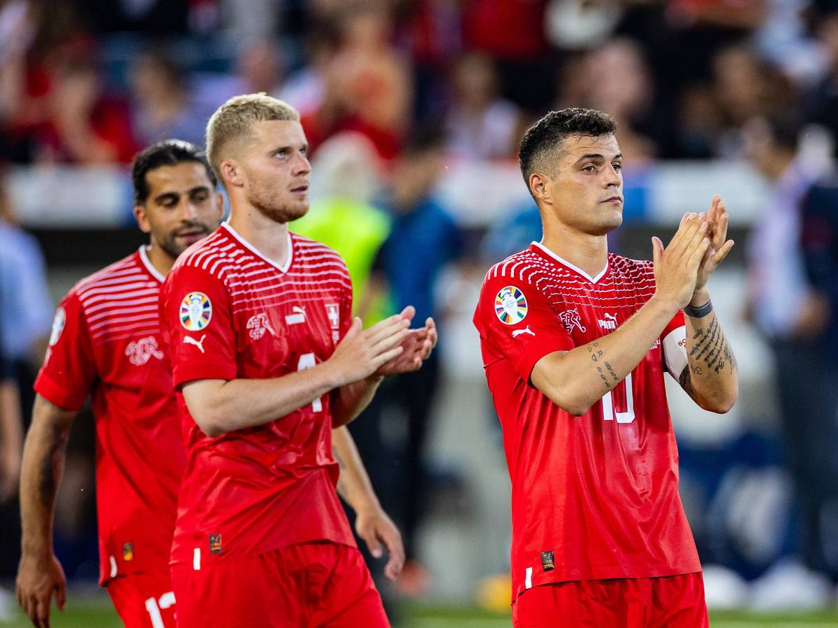 Nico Elvedi (M.), Ricardo Rodríguez (l.) und Granit Xhaka beklatschen die Unterstützung der Fans der Schweizer Nationalmannschaft am 19. Juni 2023.