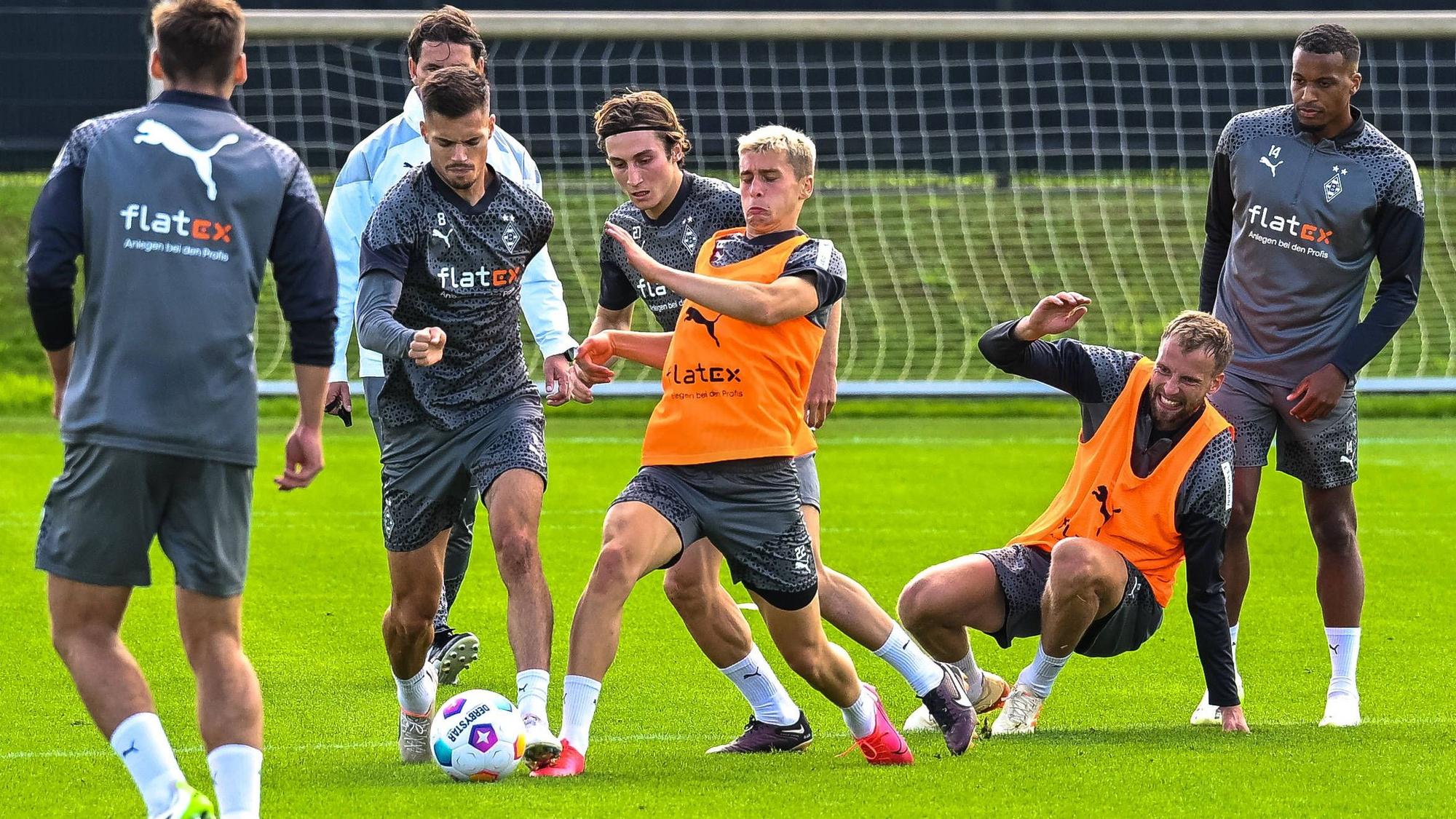Oscar Fraulo (4.v.l.) kämpft im Training von Borussia Mönchengladbach unter anderem mit Julian Weigl (2.v.l.) und Rocco Reitz (3.v.l.) um den Ball.