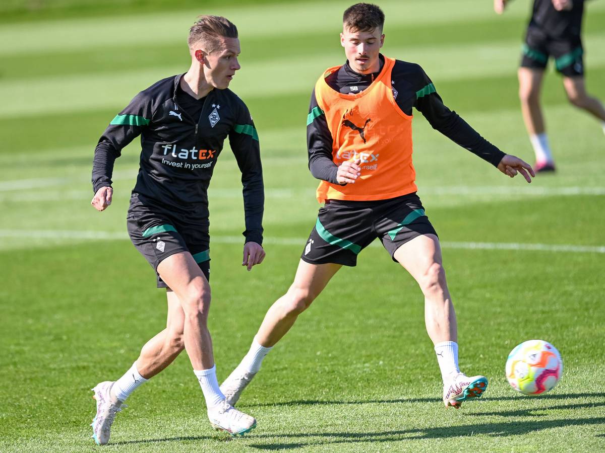 Hannes Wolf (l.) und Semir Telalovic kämpfen im Training von Borussia Mönchengladbach am 19. April 2023 um den Ball.