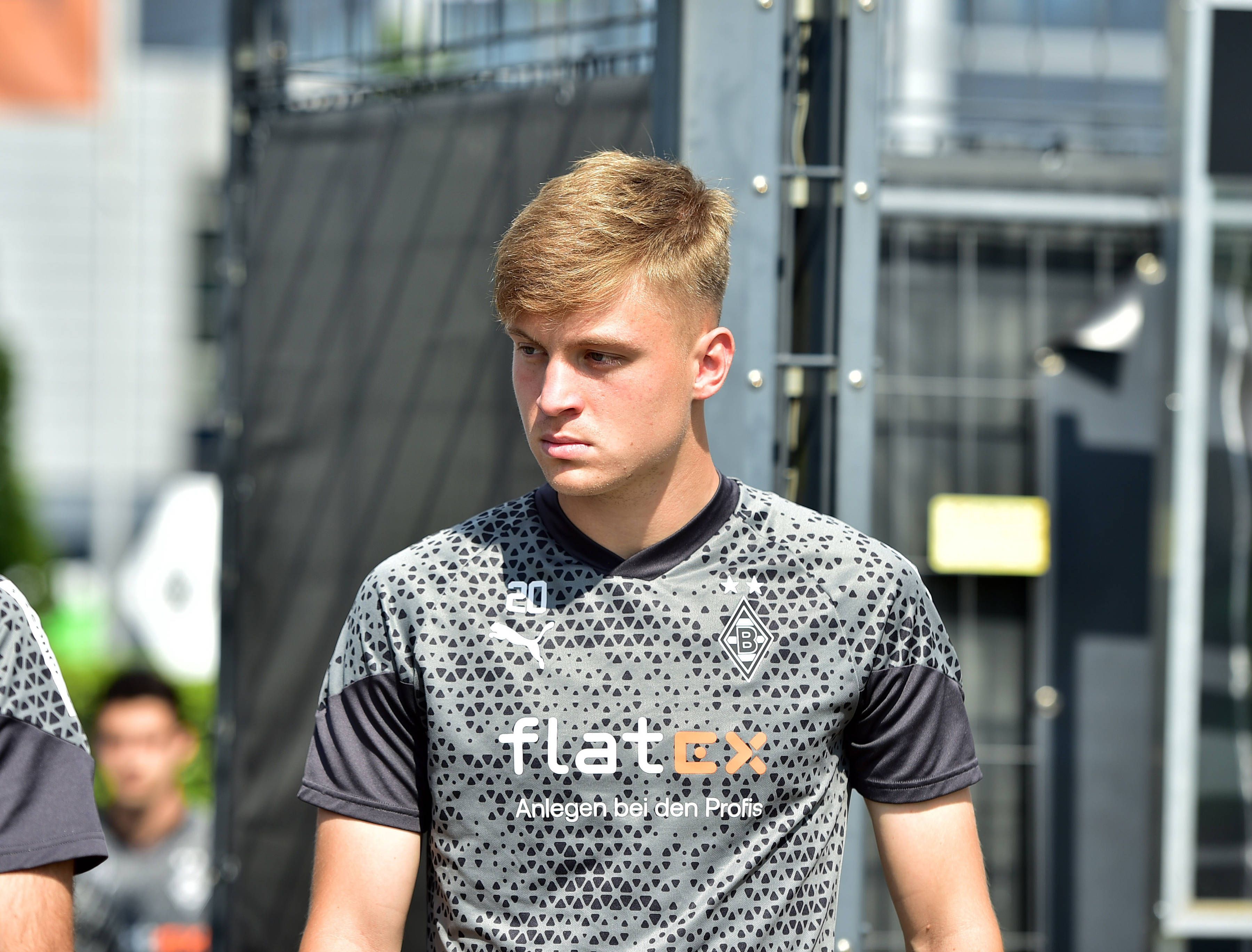 Luca Netz betritt am 14. August 2023 den Trainingsplatz von Borussia Mönchengladbach.