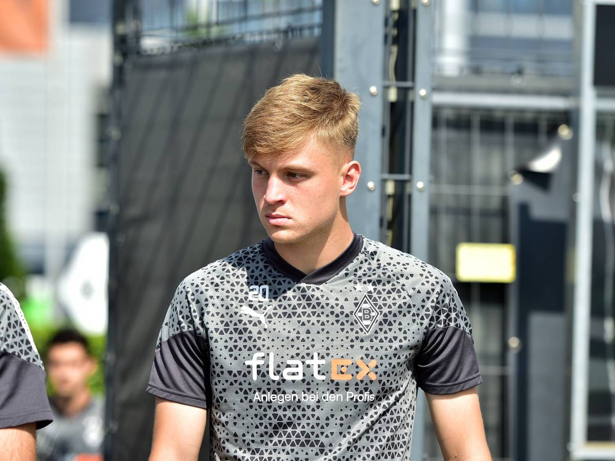 Luca Netz betritt am 14. August 2023 den Trainingsplatz von Borussia Mönchengladbach.