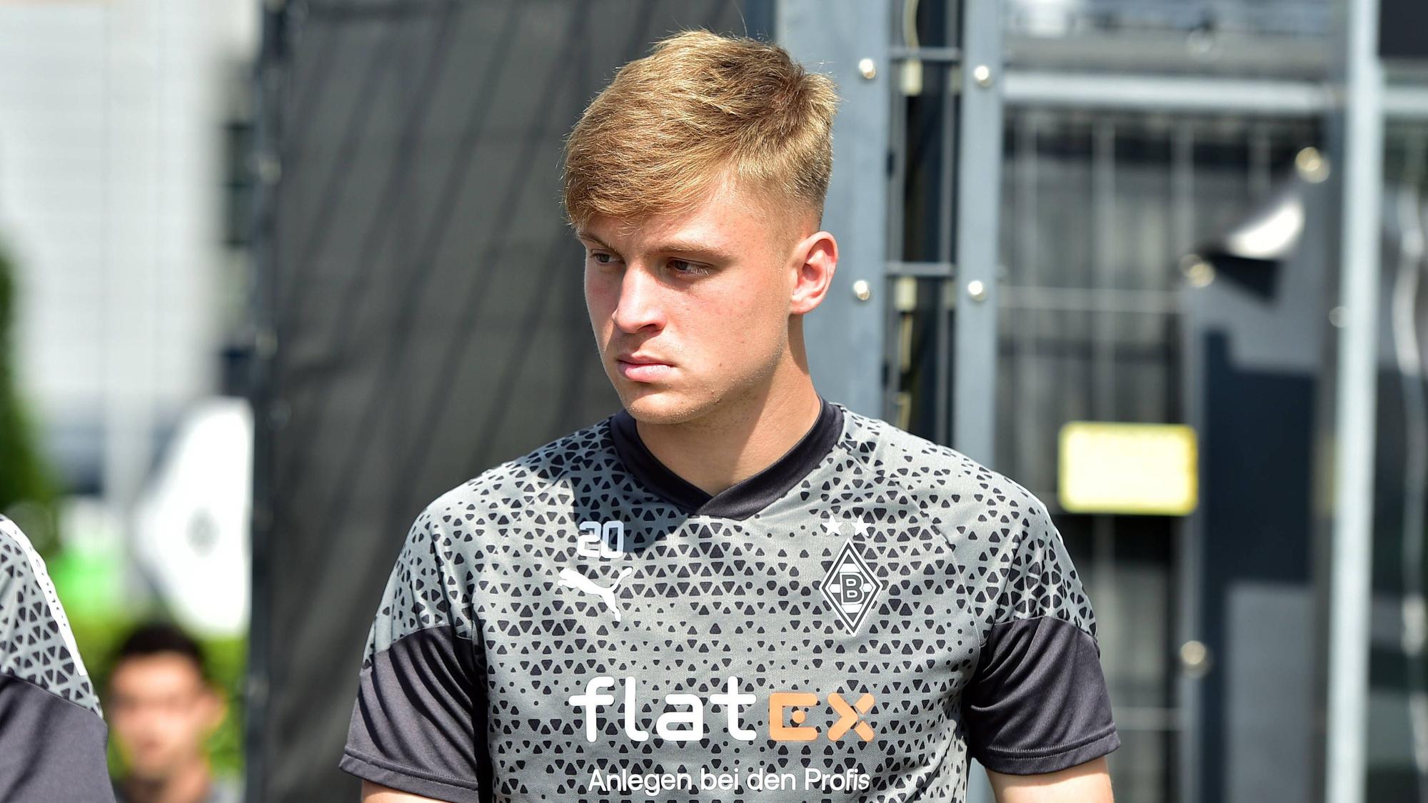 Luca Netz betritt am 14. August 2023 den Trainingsplatz von Borussia Mönchengladbach.