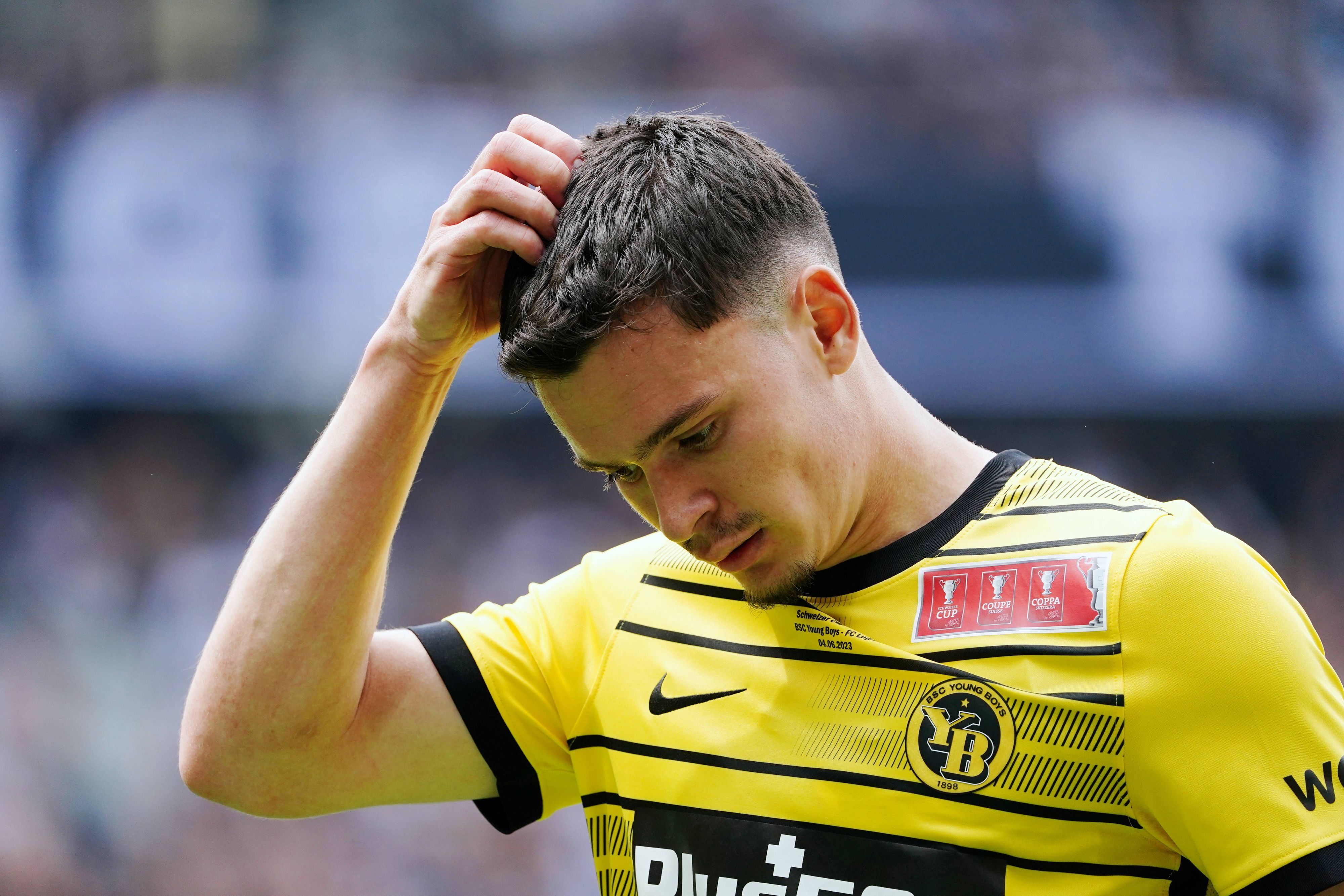 Fabian Rieder fasst sich am 4. Juni 2023 im Trikot von Young Boys Bern an den Kopf.