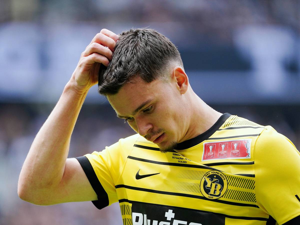 Fabian Rieder fasst sich am 4. Juni 2023 im Trikot von Young Boys Bern an den Kopf.