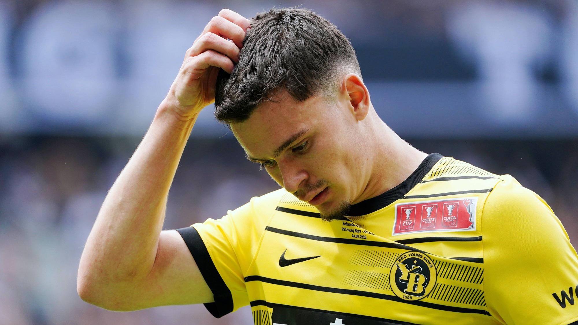 Fabian Rieder fasst sich am 4. Juni 2023 im Trikot von Young Boys Bern an den Kopf.