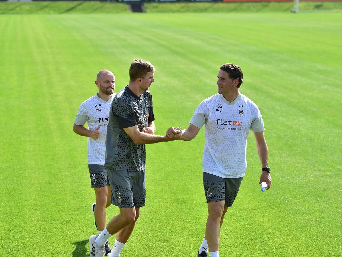 Gerardo Seoane (r.) schlägt am 14. August 2023 mit Christoph Kramer (M.) auf dem Trainingsplatz von Borussia Mönchengladbach ein.