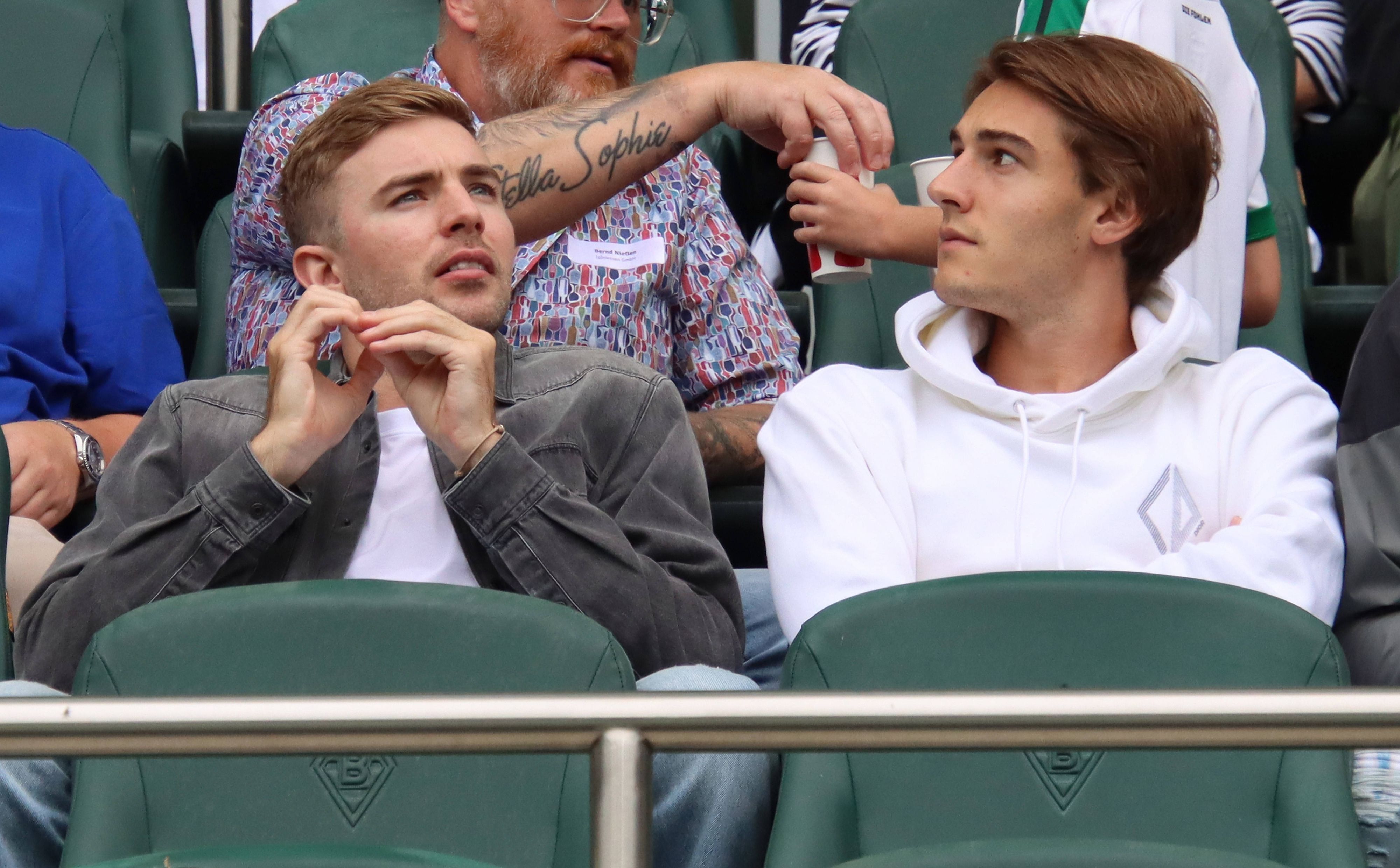 Christoph Kramer (l.) und Florian Neuhaus sitzen bei einem Testspiel am 5. August 2023 auf der Tribüne im Borussia-Park