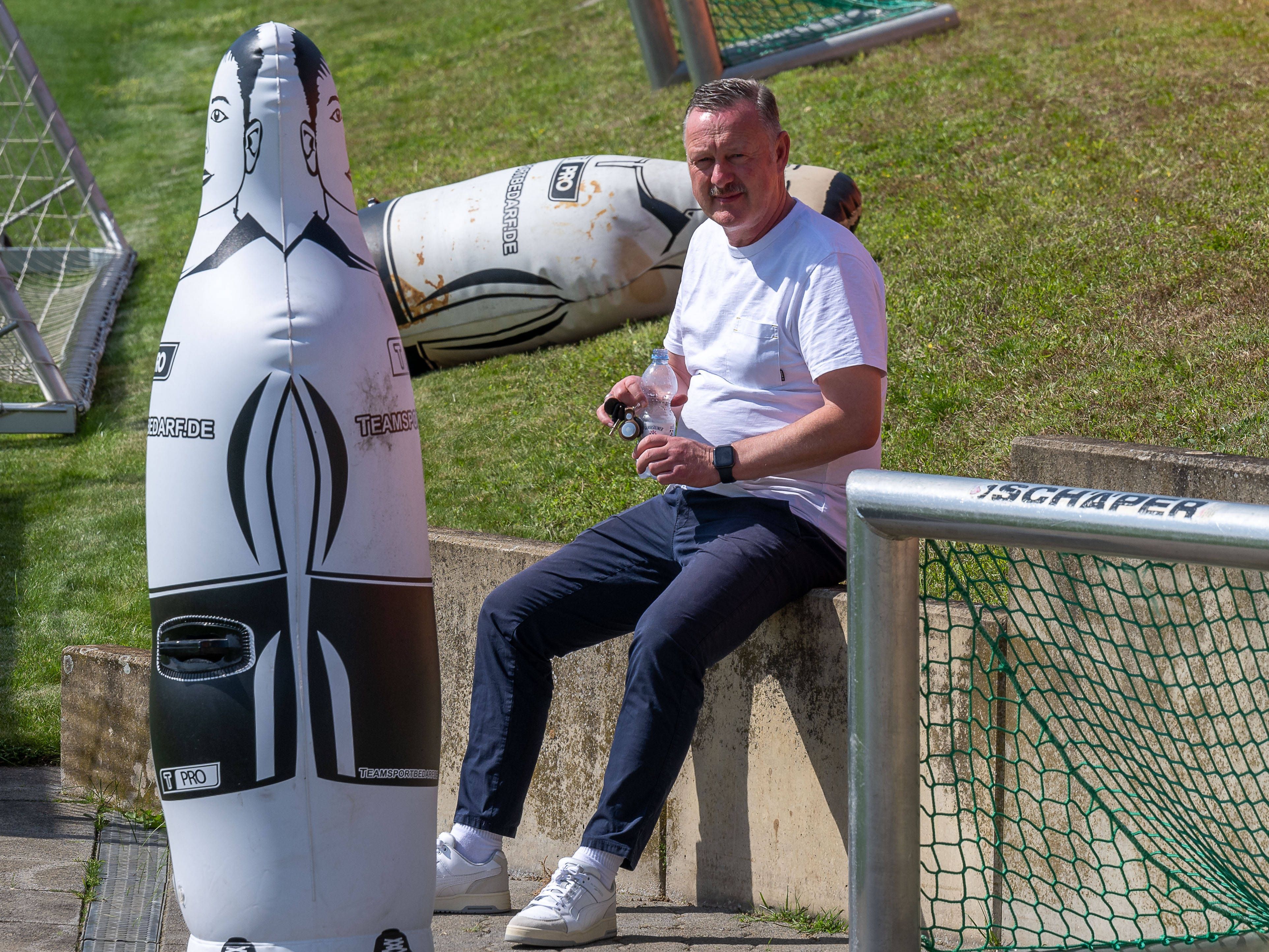Roland Virkus sitzt am 14. August 2023 bei einem Training auf einem Mauer auf dem Vereins-Gelände im Borussia-Park.