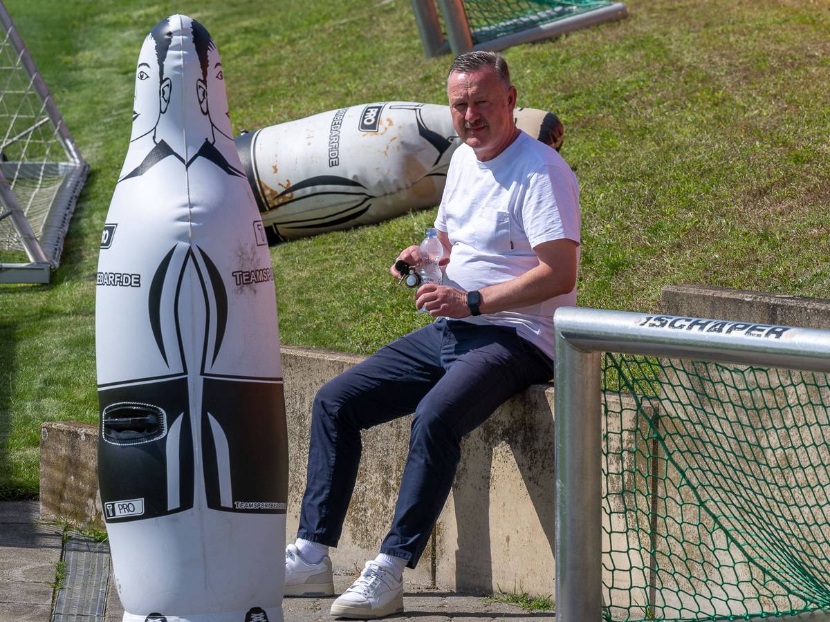 Roland Virkus sitzt am 14. August 2023 bei einem Training auf einem Mauer auf dem Vereins-Gelände im Borussia-Park.