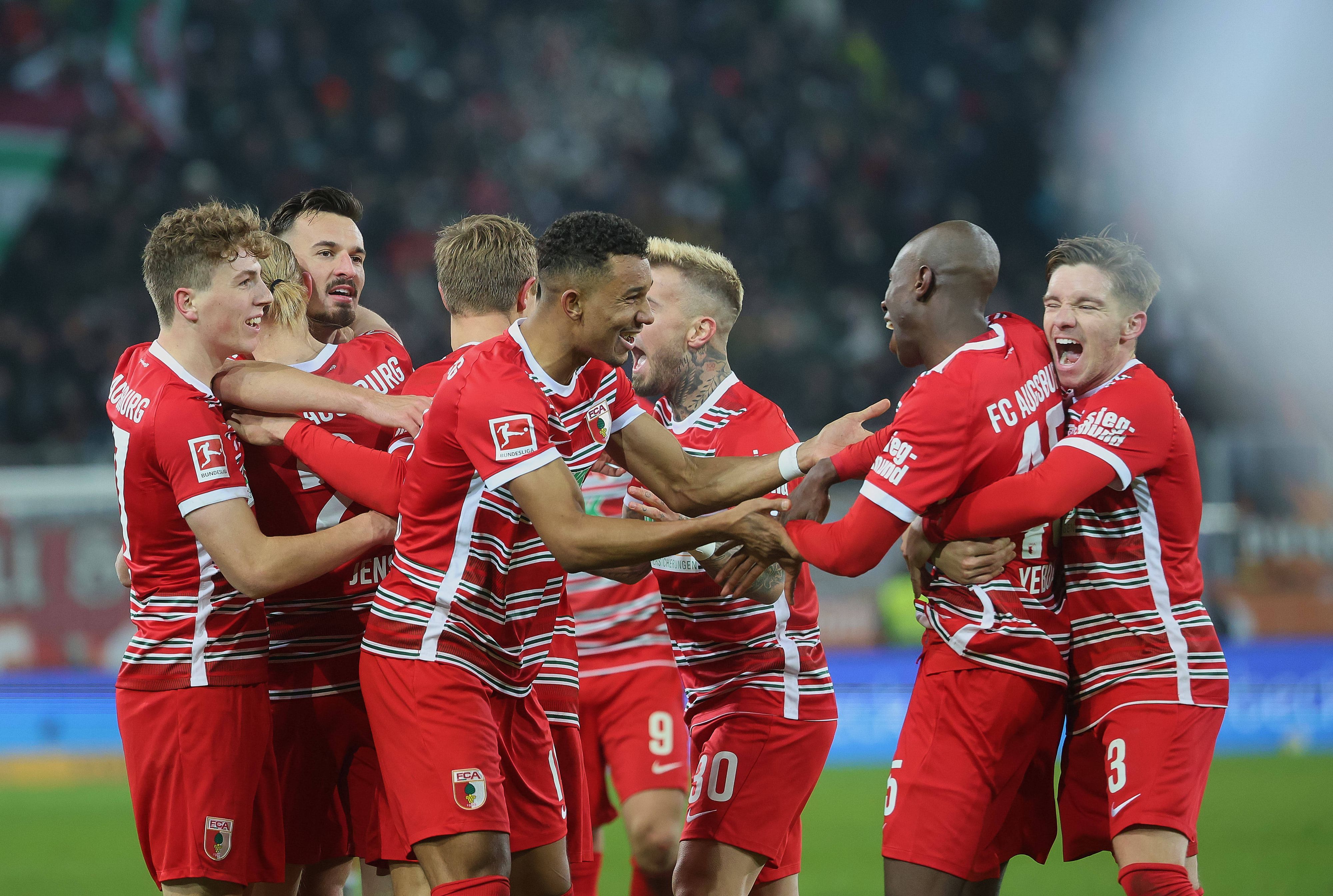 Jubel beim FC Augsburg! Die Fuggerstädter feiern den Siegtreffer im Bundesliga-Spiel gegen Borussia Mönchengladbach am 25. Januar 2023.