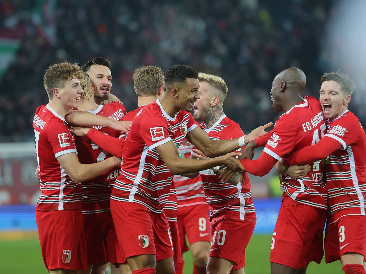 Jubel beim FC Augsburg! Die Fuggerstädter feiern den Siegtreffer im Bundesliga-Spiel gegen Borussia Mönchengladbach am 25. Januar 2023.