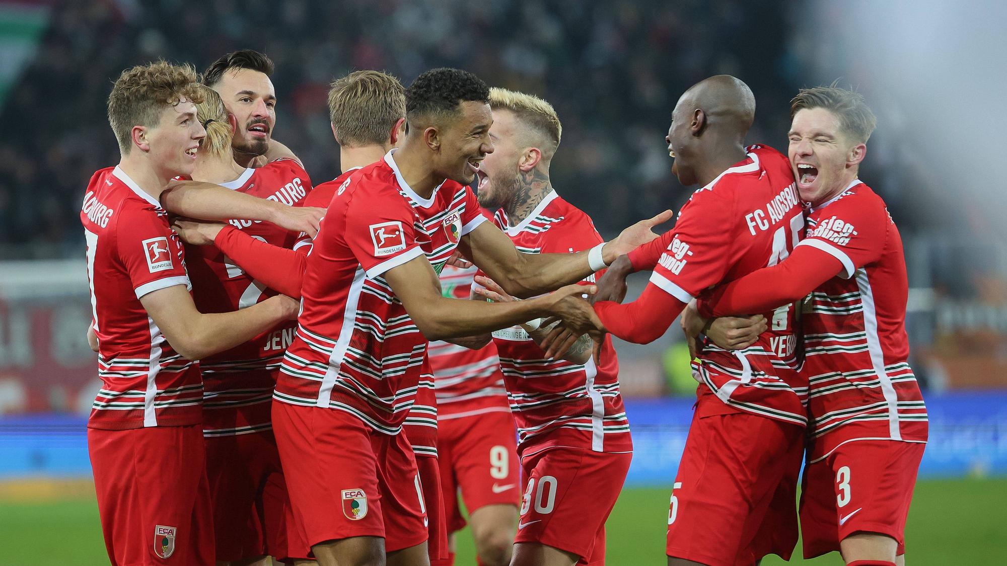 Jubel beim FC Augsburg! Die Fuggerstädter feiern den Siegtreffer im Bundesliga-Spiel gegen Borussia Mönchengladbach am 25. Januar 2023.