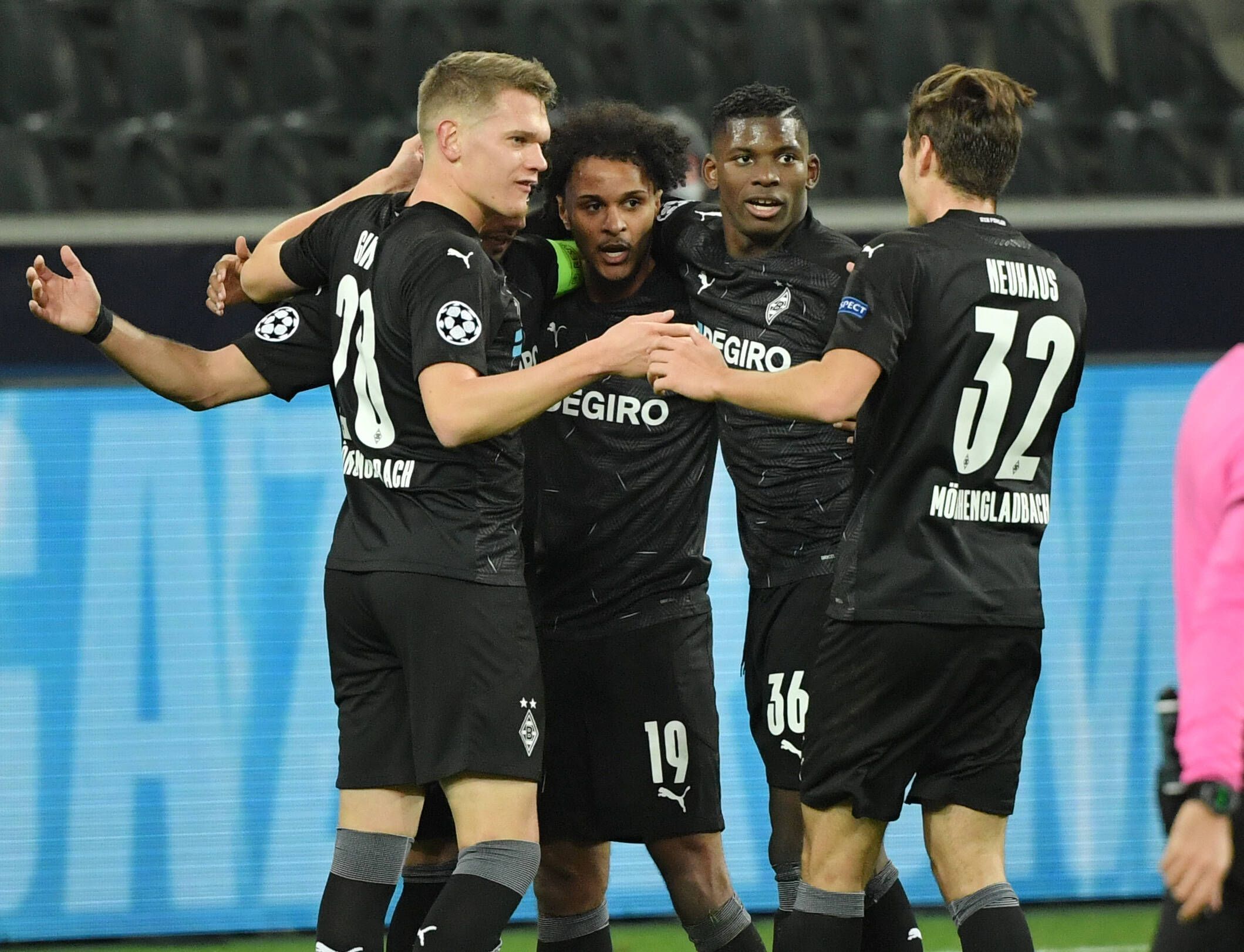 Die Spieler von Borussia Mönchengladbach bejubeln am 25. November 2020 einen Treffer von Valentino Lazaro (2.v.l.).