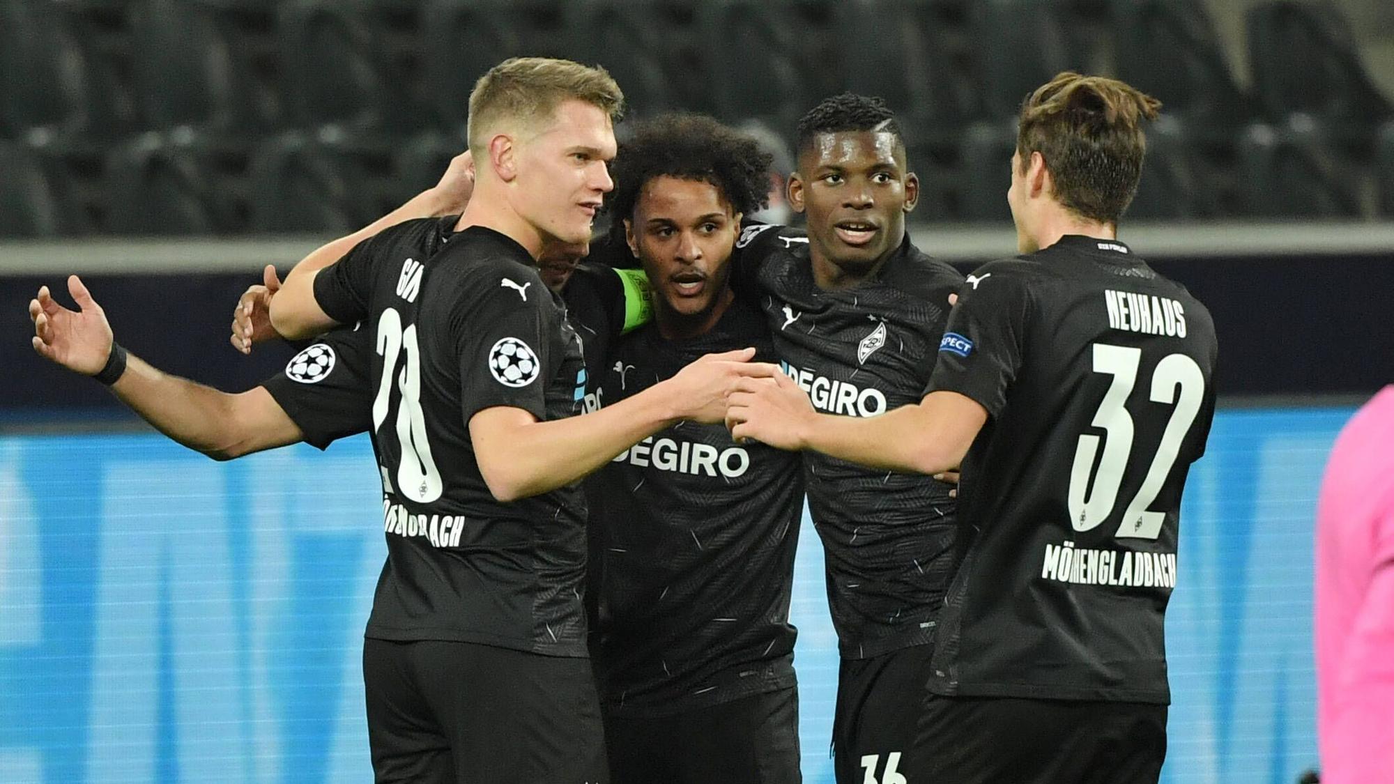 Die Spieler von Borussia Mönchengladbach bejubeln am 25. November 2020 einen Treffer von Valentino Lazaro (2.v.l.).