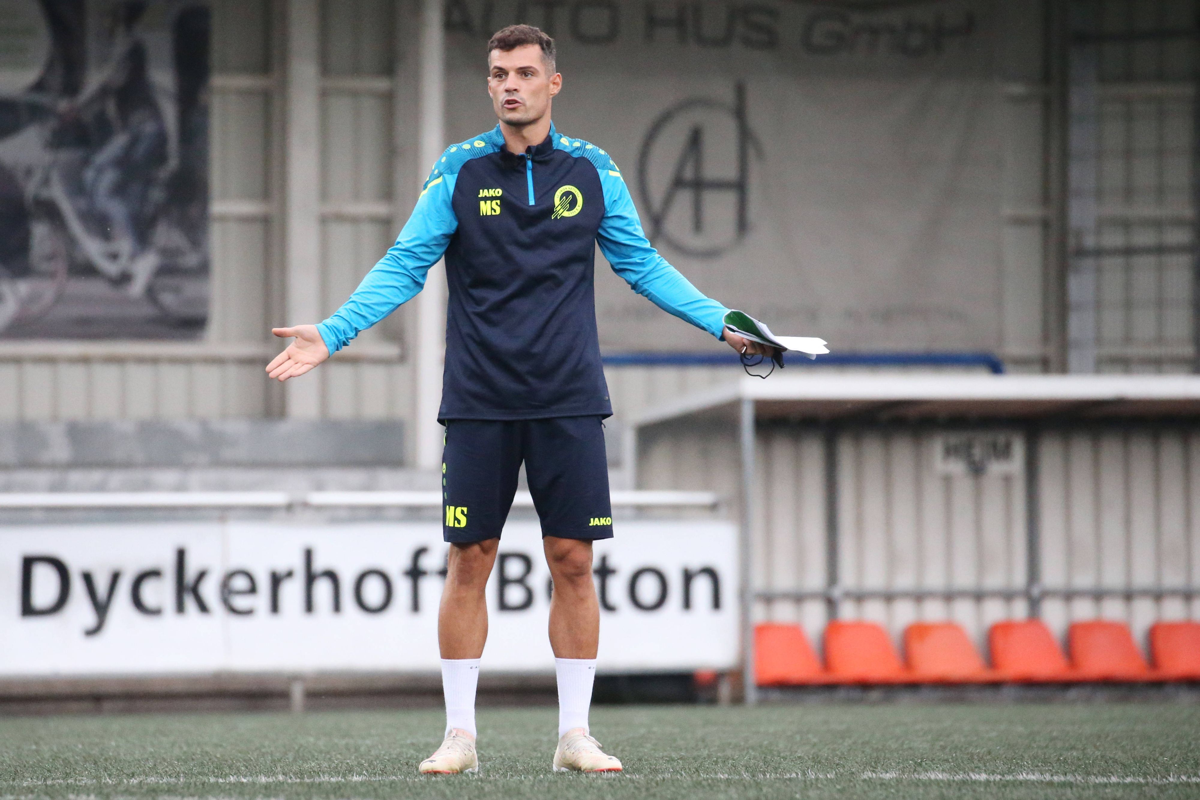 Granit Xhaka leitet ein Training von Union Nettetal am 16. August 2023.