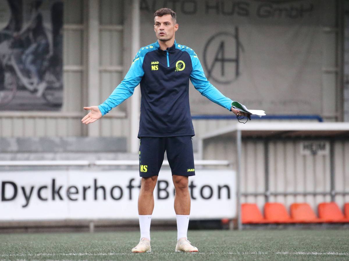 Granit Xhaka leitet ein Training von Union Nettetal am 16. August 2023.