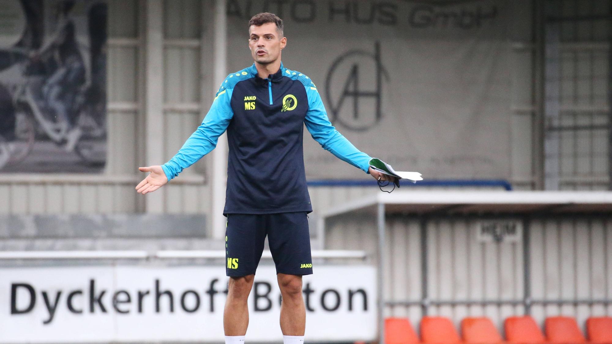 Granit Xhaka leitet ein Training von Union Nettetal am 16. August 2023.