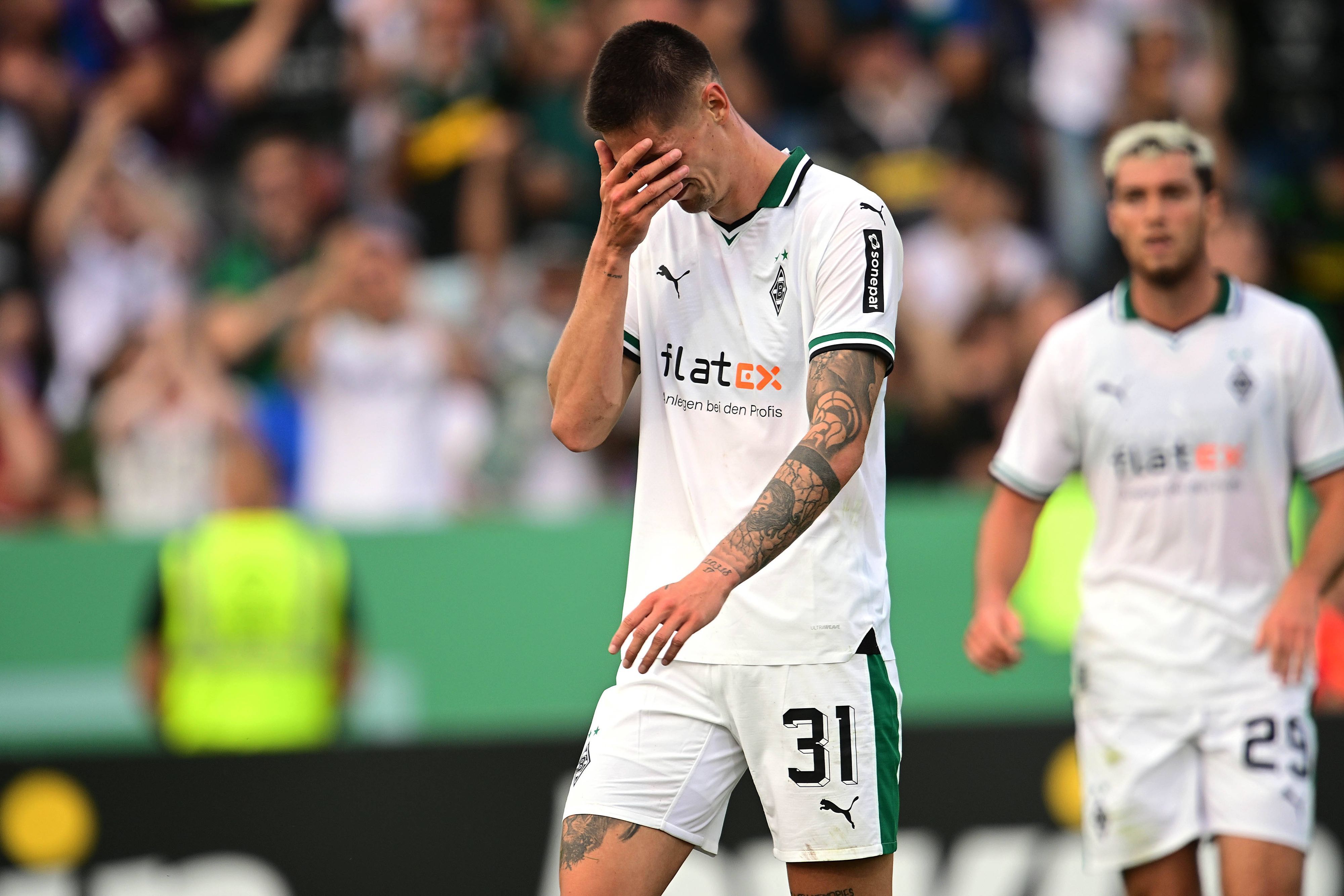 Tomas Cvancara hält sich im Trikot von Borussia Mönchengladbach am 11. August 2023 die Hand vor sein Gesicht.