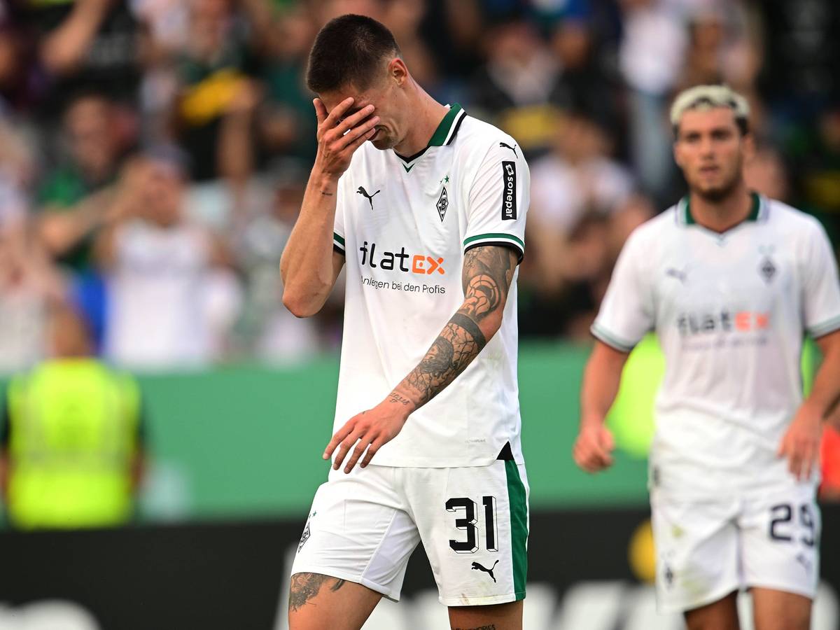 Tomas Cvancara hält sich im Trikot von Borussia Mönchengladbach am 11. August 2023 die Hand vor sein Gesicht.