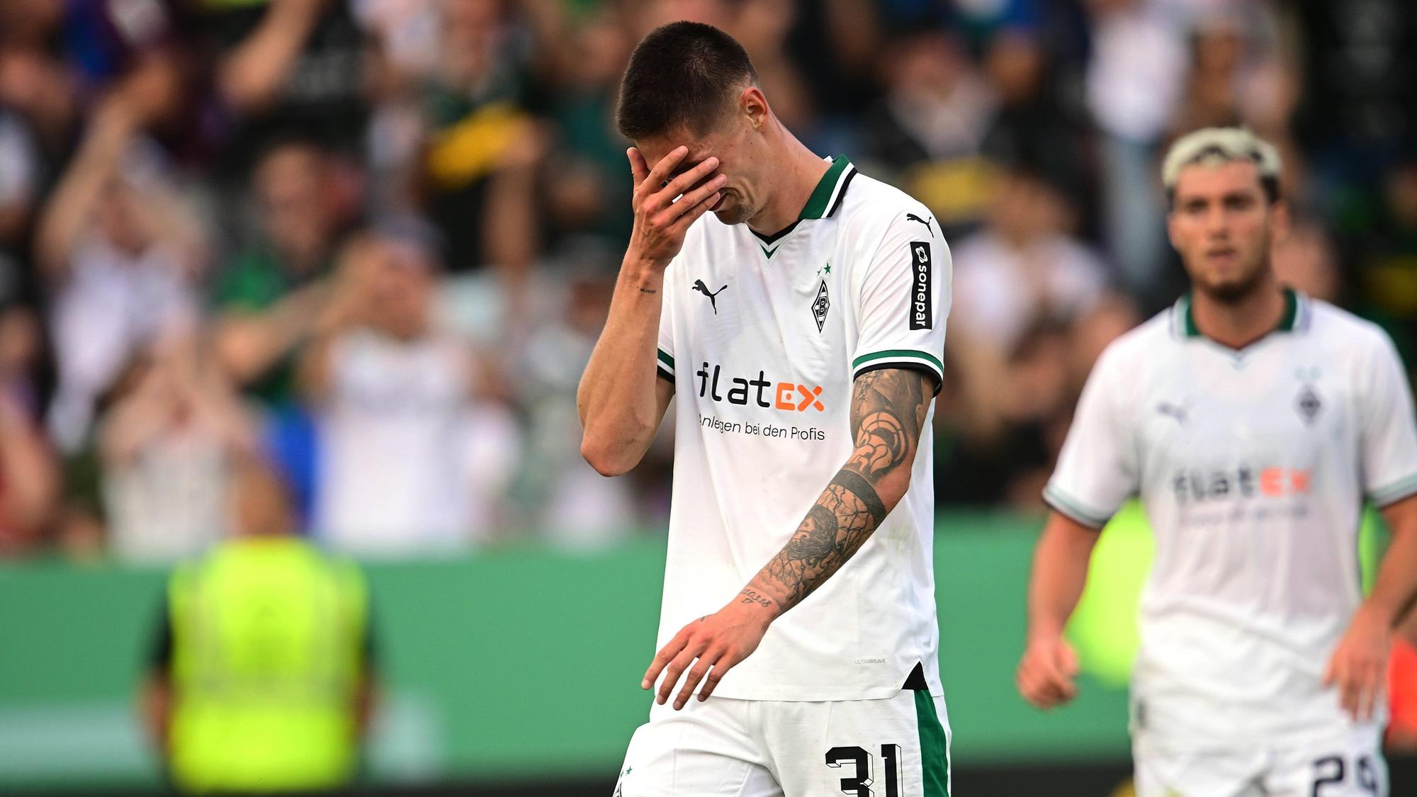 Tomas Cvancara hält sich im Trikot von Borussia Mönchengladbach am 11. August 2023 die Hand vor sein Gesicht.