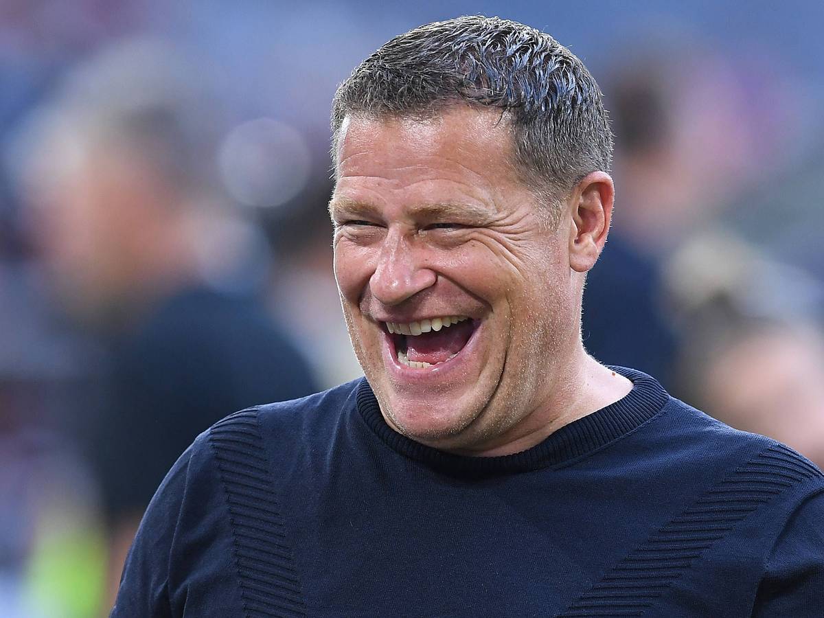 Max Eberl lacht nach dem Supercup-Sieg von RB Leipzig gegen den FC Bayern München am 12. August 2023.