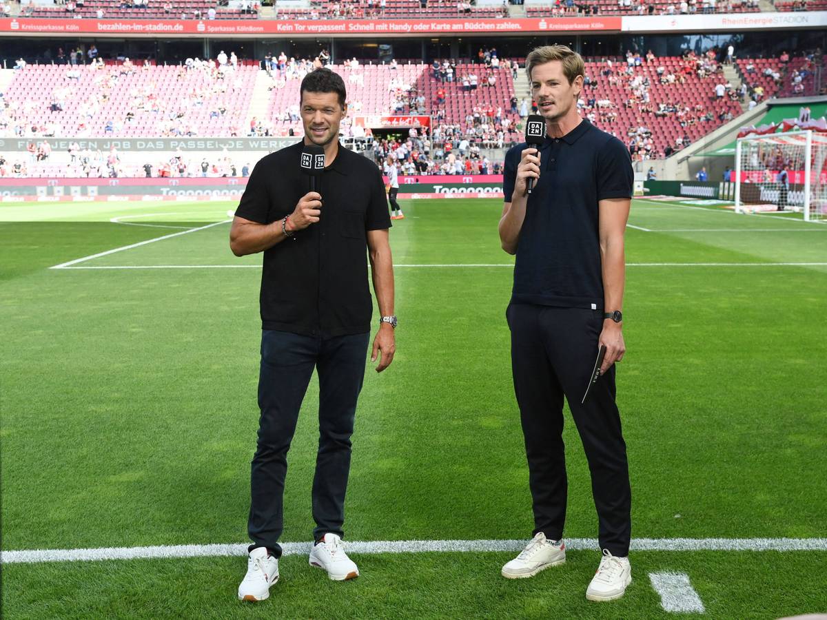 Ex-Nationalspieler Michael Ballack (l.) und Moderator Alex Schlüter stehen am 7. August 2022 vor einem Bundesliga-Spiel im Kölner Stadion.