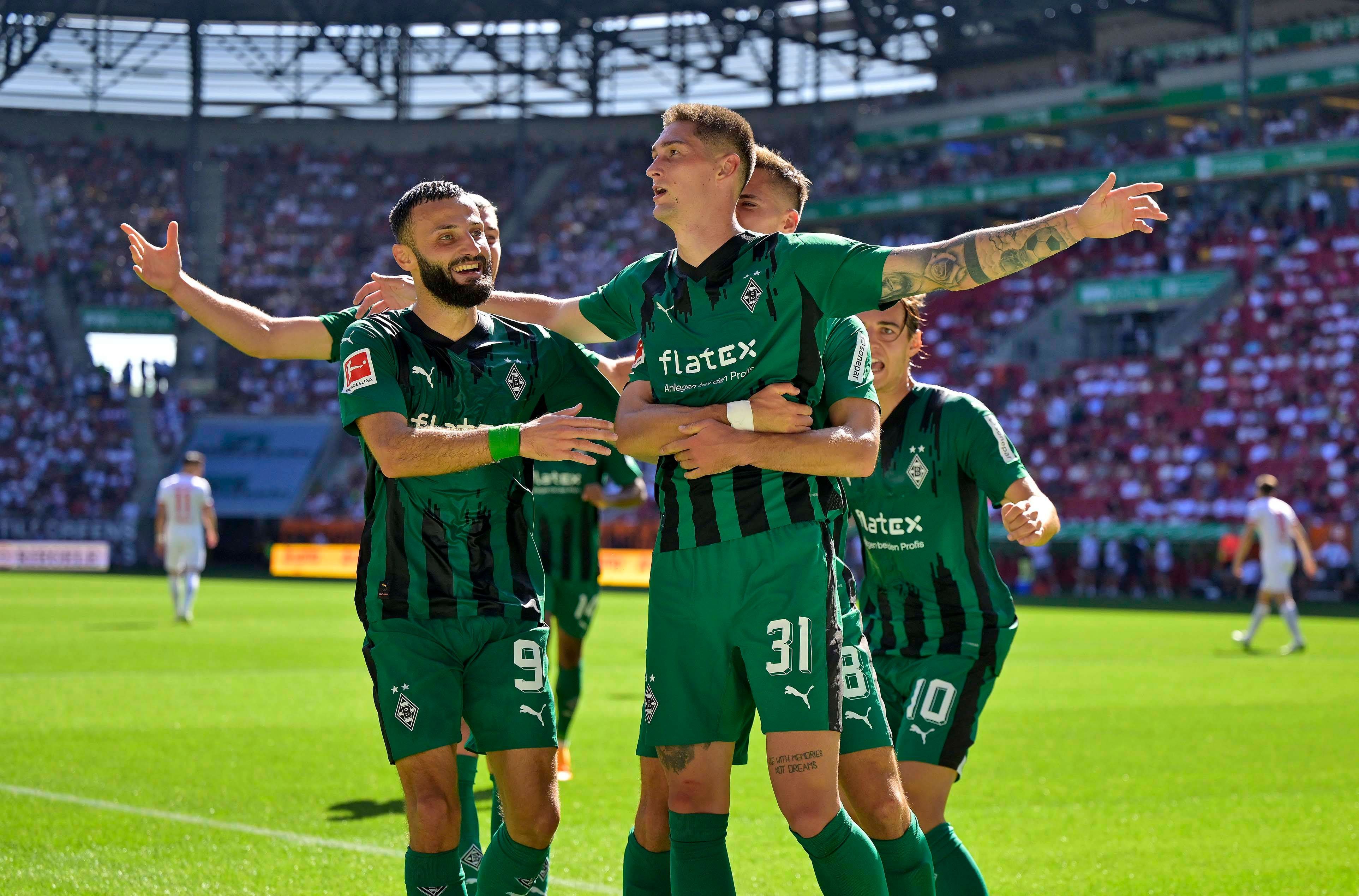 Tomas Cvancara jubelt nach seinem Treffer zum zwischenzeitlichen 2:0 beim FC Augsburg.