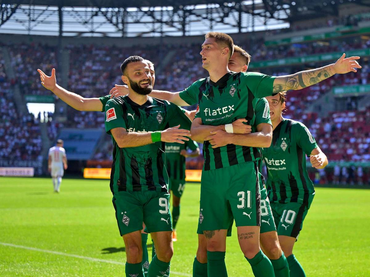 Tomas Cvancara jubelt nach seinem Treffer zum zwischenzeitlichen 2:0 beim FC Augsburg.