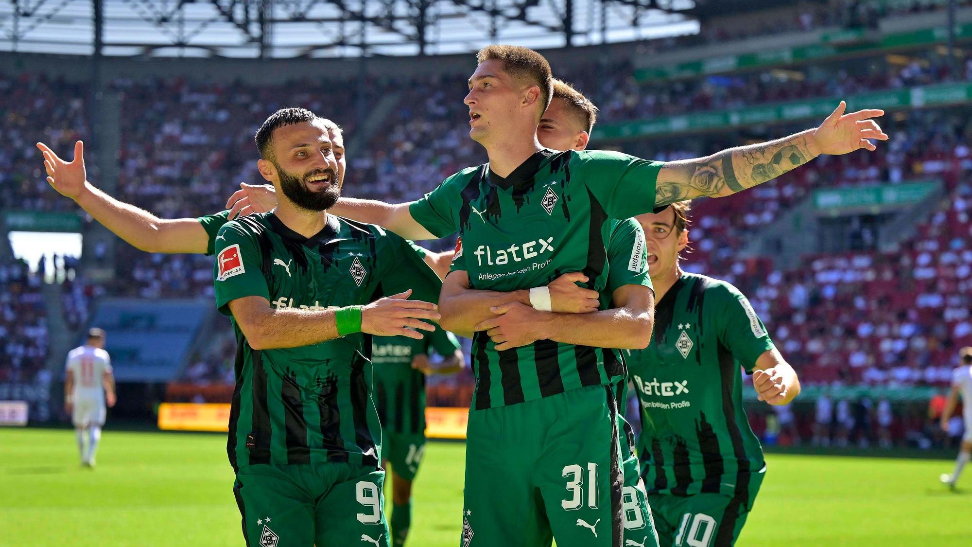 Tomas Cvancara jubelt nach seinem Treffer zum zwischenzeitlichen 2:0 beim FC Augsburg.