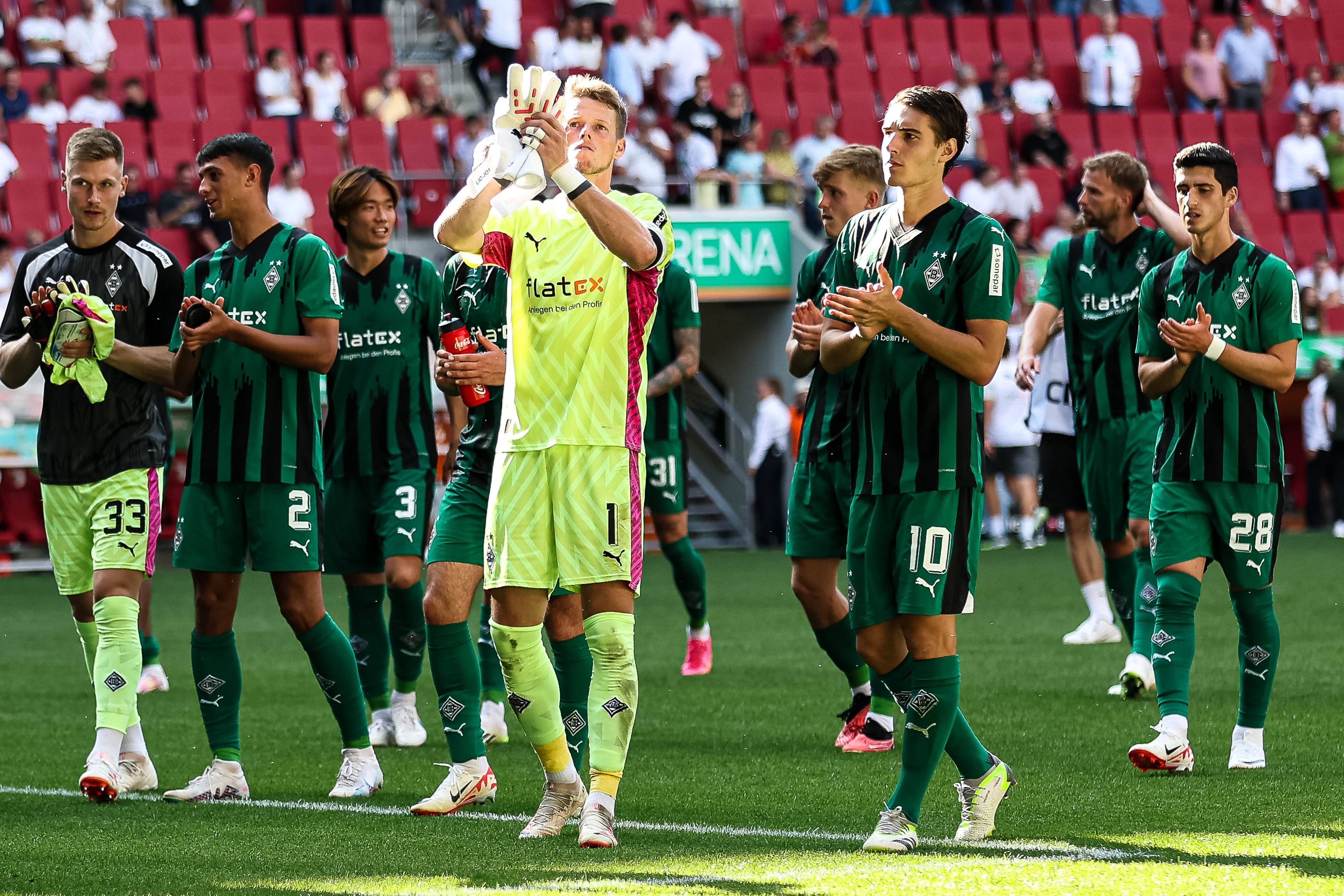 Die Spieler von Borussia Mönchengladbach applaudieren nach dem Spiel in Augsburg am 19. August 2023 den mitgereisten Fans.