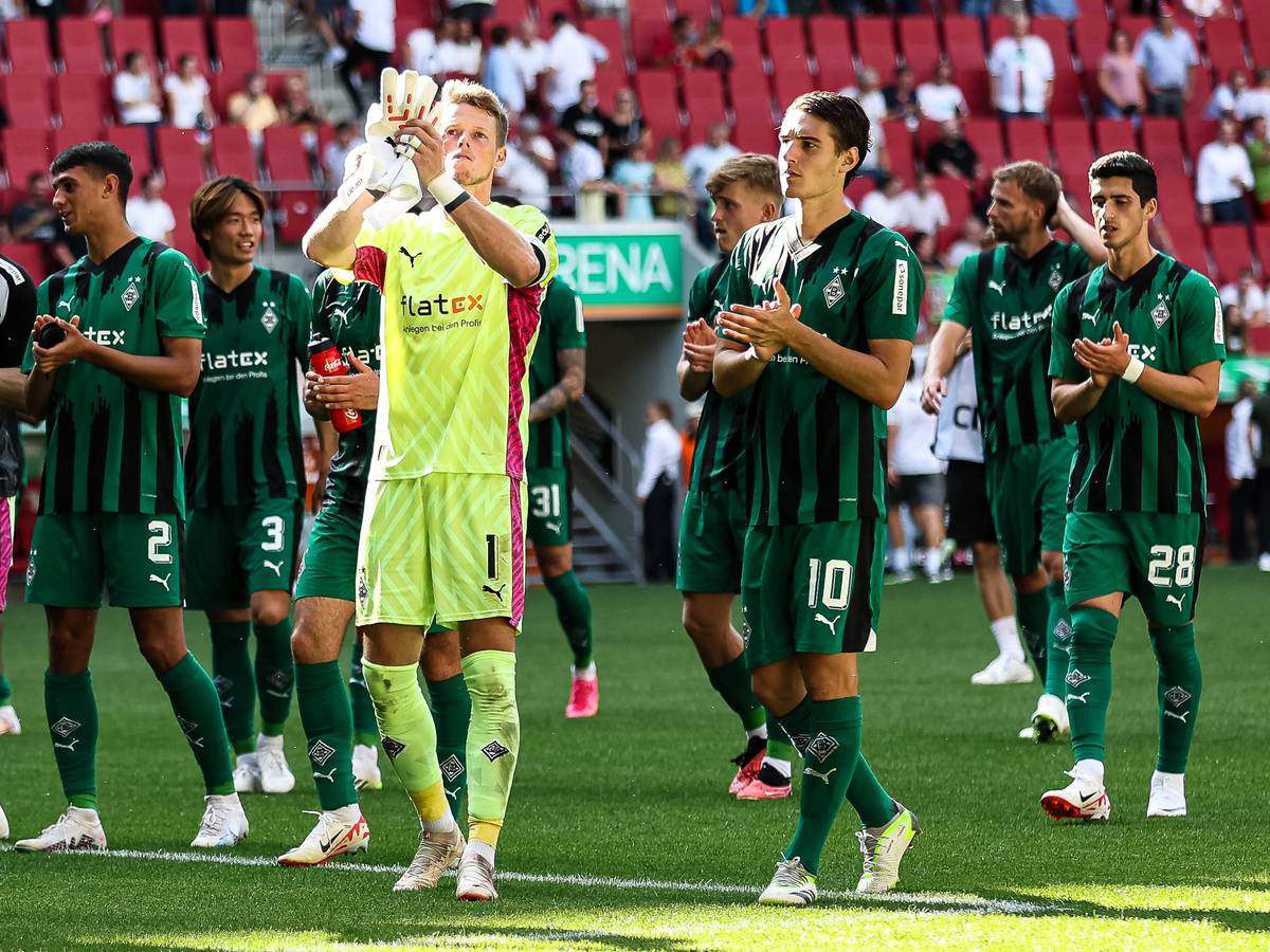 Die Spieler von Borussia Mönchengladbach applaudieren nach dem Spiel in Augsburg am 19. August 2023 den mitgereisten Fans.
